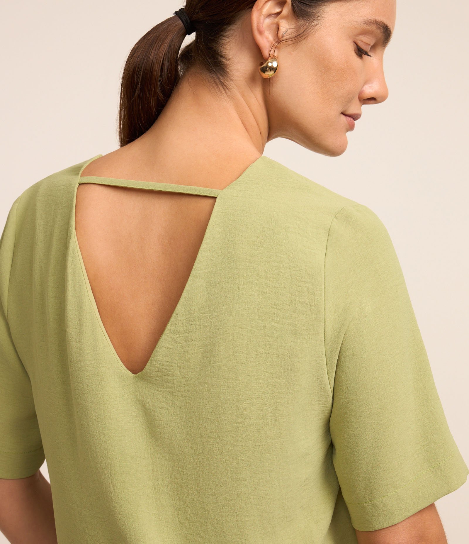 Blusa em Crepe com Decote V Verde 4