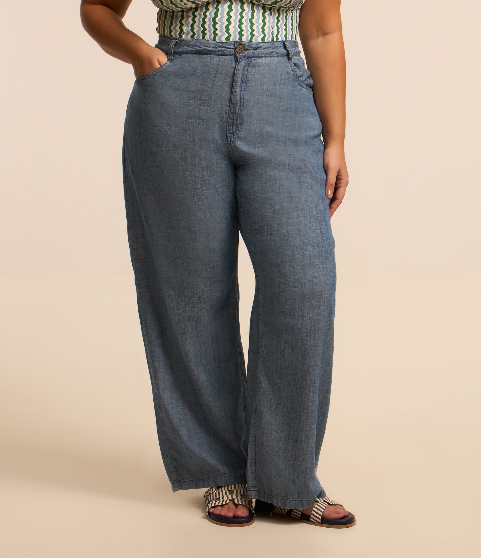 Calça Pantalona em Jeans Curve & Plus Size Azul 2