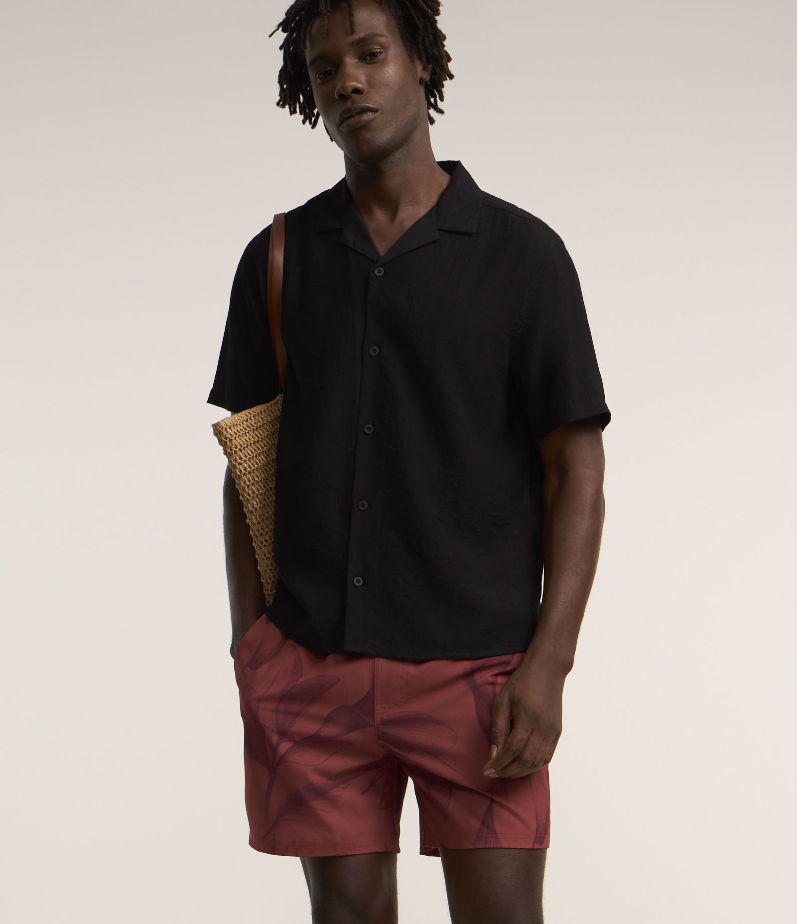 Bermuda em Microfibra com Cós Elástico e Estampa de Folhagem Vermelho 2