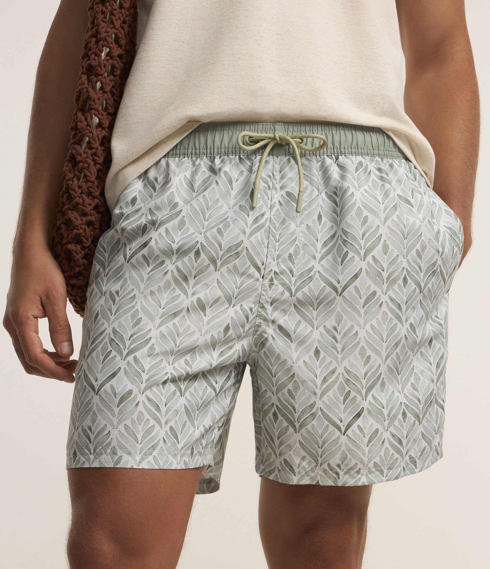 Bermuda em Microfibra com Cós Elástico e Estampa Floral Verde 3