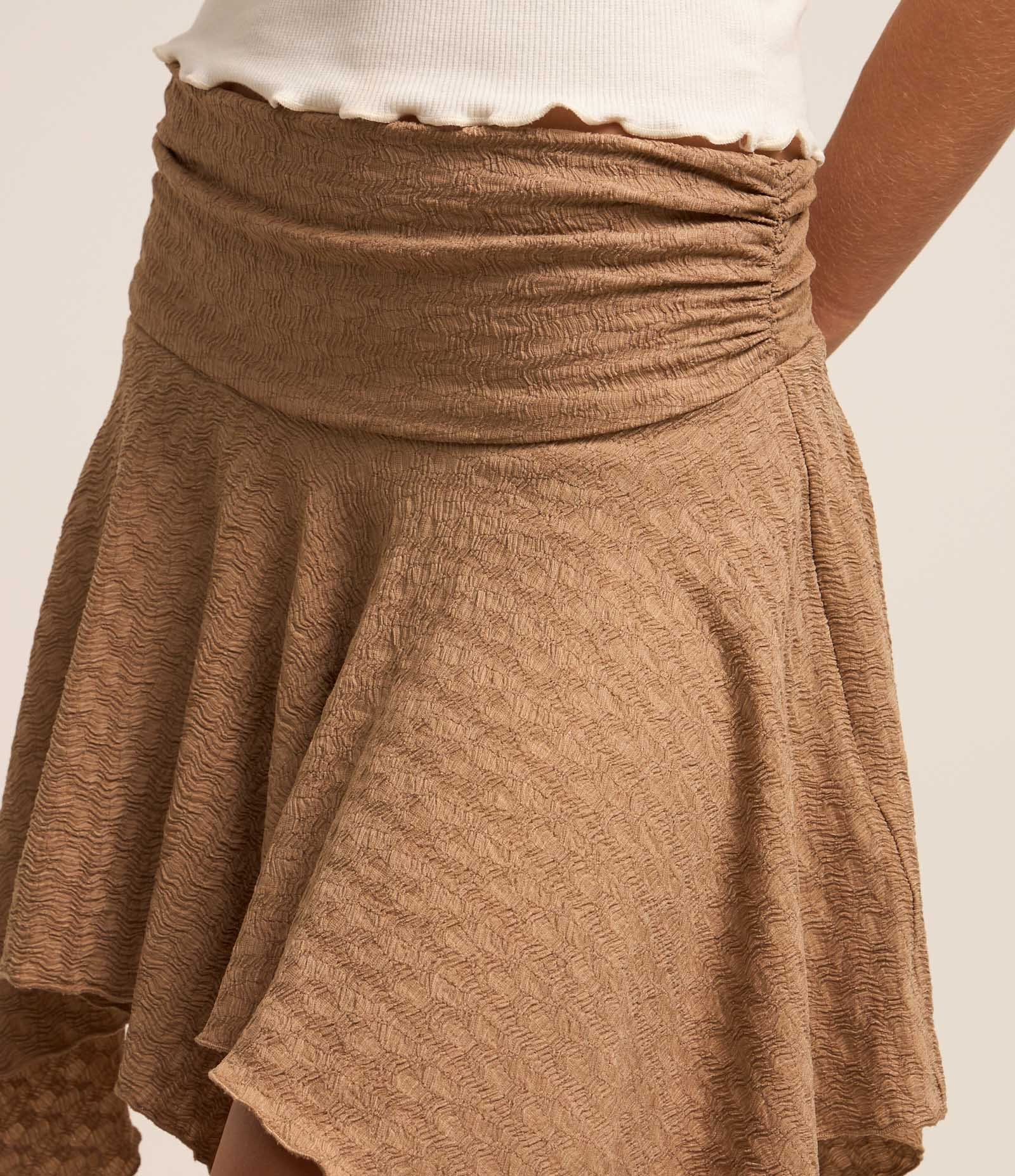 Saia Curta Texturizada com Franzido na Cintura e Barra com Ponta Marrom 4