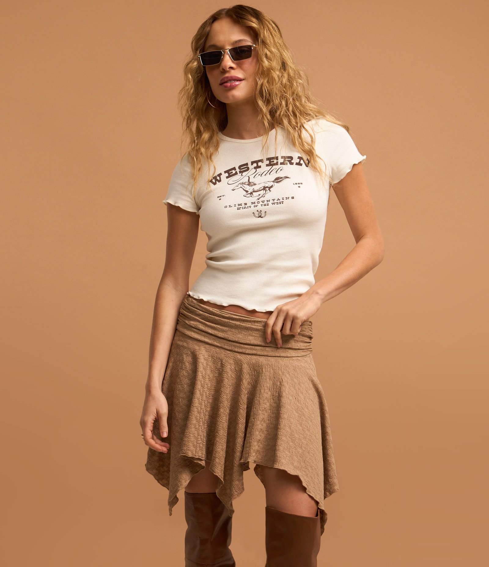 Saia Curta Texturizada com Franzido na Cintura e Barra com Ponta Marrom 5