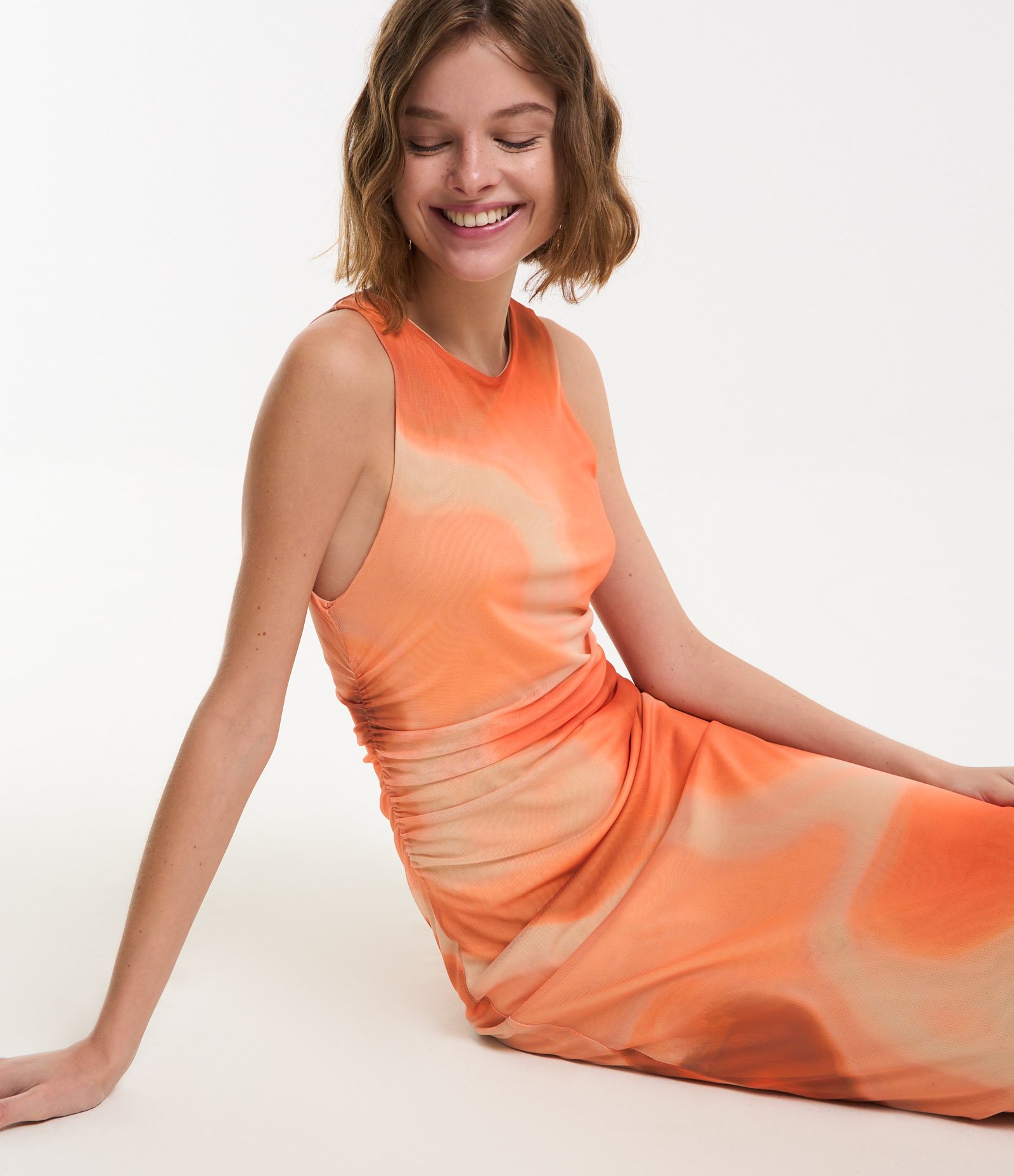Vestido Midi em Tule com Drapeado e Estampa Abstrata Laranja 1
