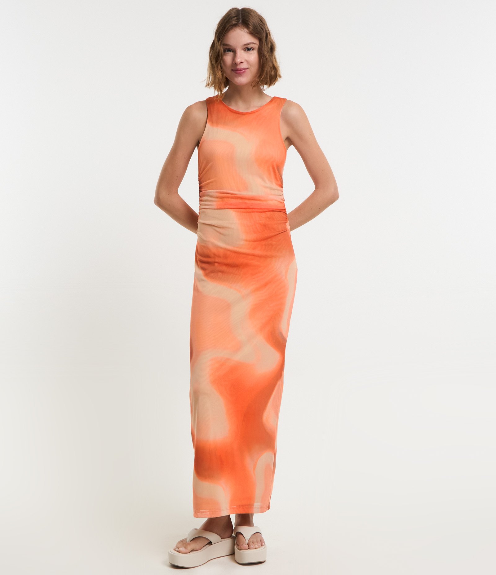 Vestido Midi em Tule com Drapeado e Estampa Abstrata Laranja 2