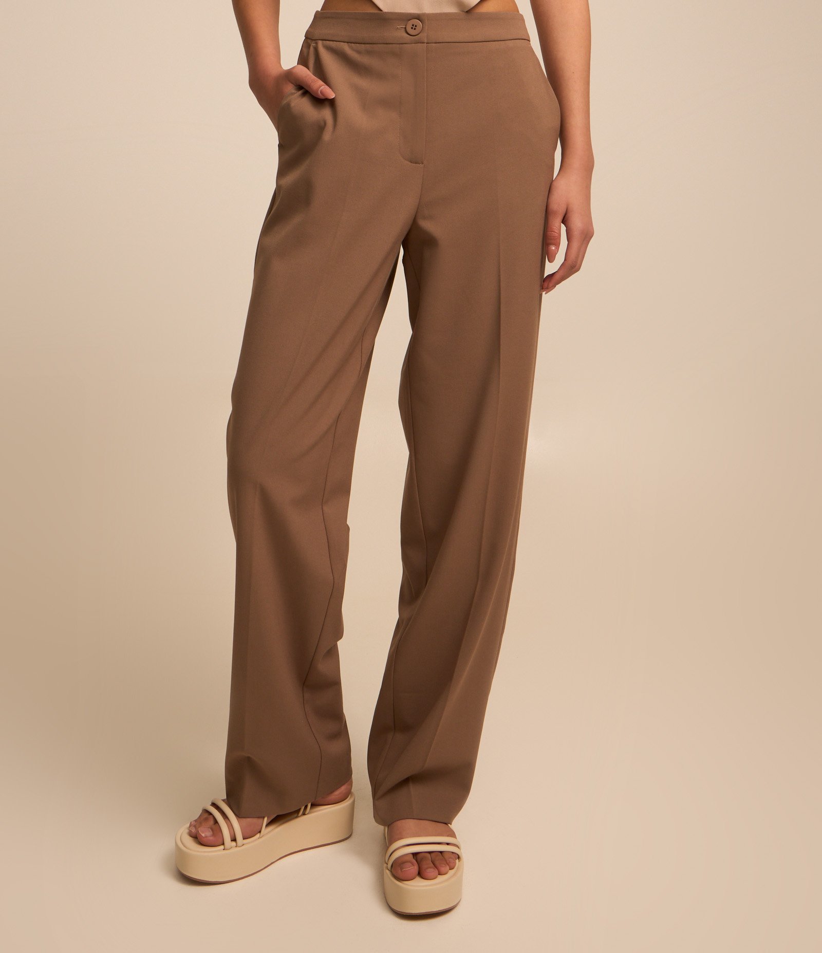 Calça Reta Alfaiatada com Bolsos e Frisos 3