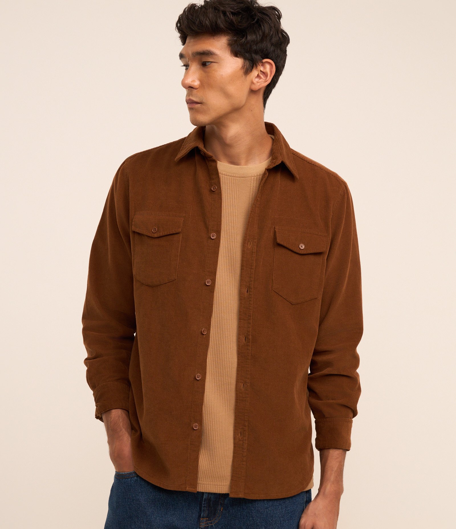 Camisa Comfort em Veludo com Bolsos Frontais Marrom 1