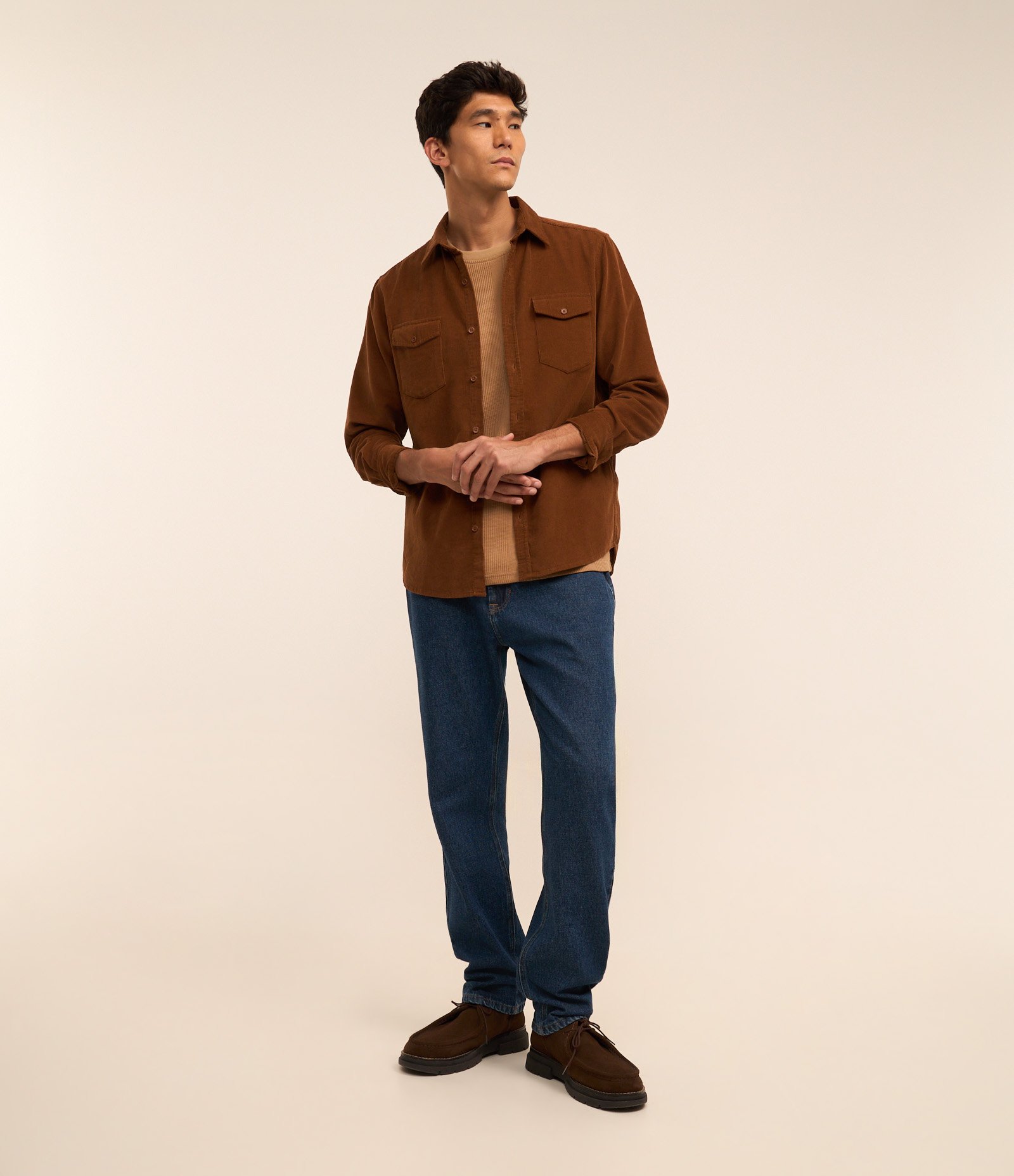 Camisa Comfort em Veludo com Bolsos Frontais Marrom 2