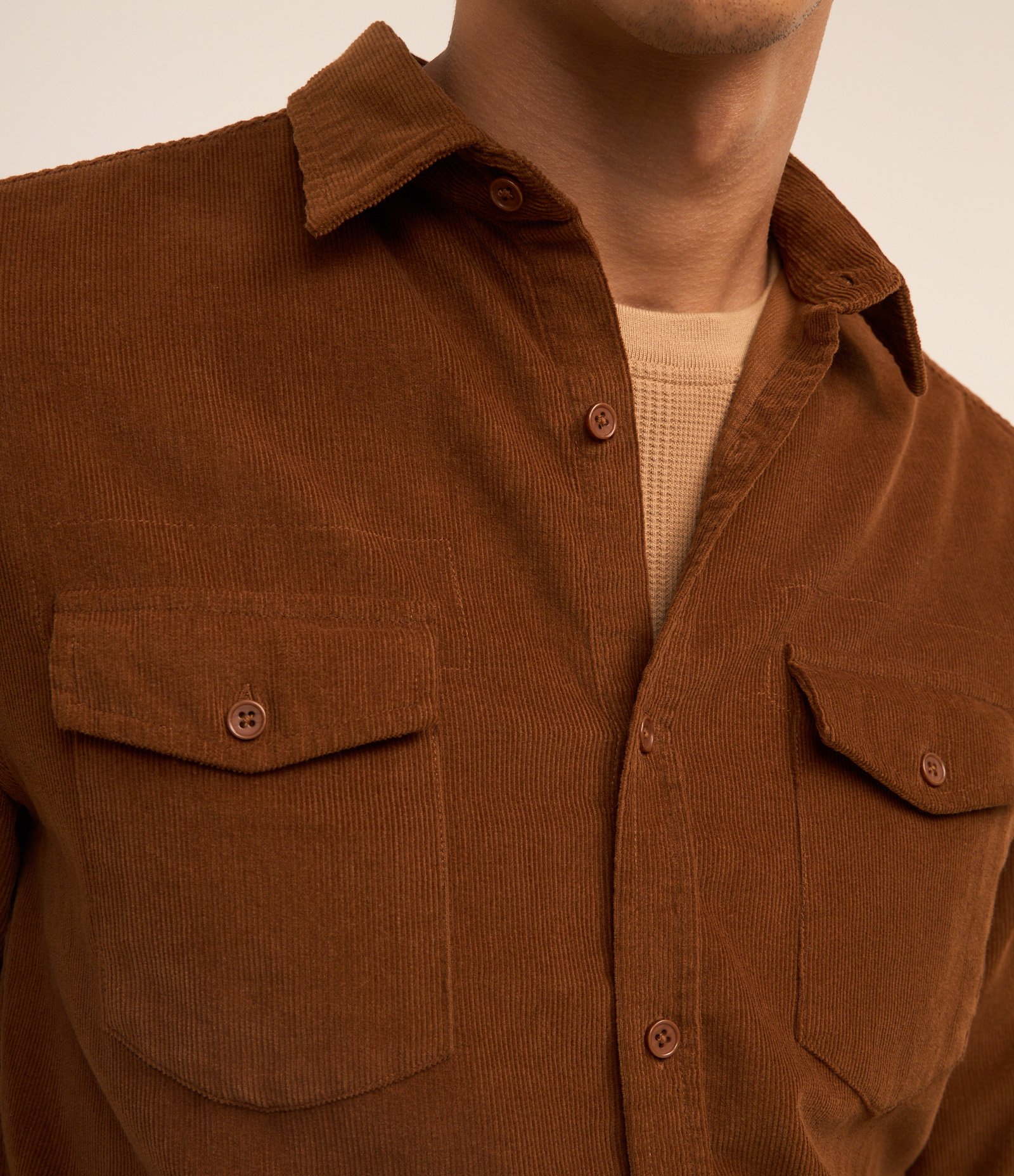 Camisa Comfort em Veludo com Bolsos Frontais Marrom 3