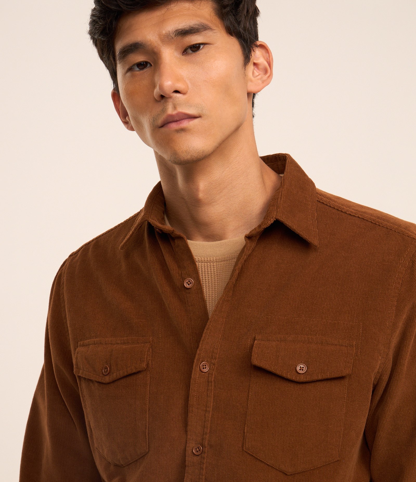 Camisa Comfort em Veludo com Bolsos Frontais Marrom 4