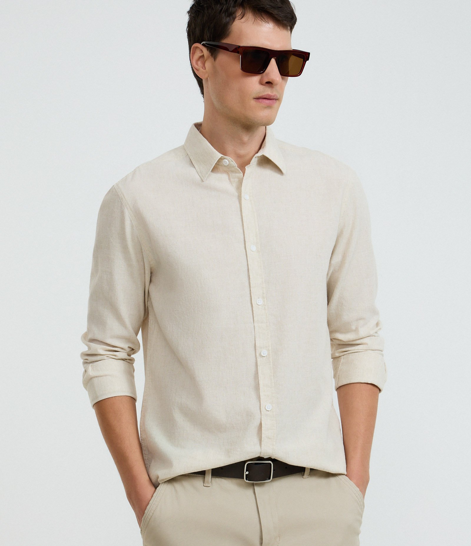 Camisa Regular Básica em Linho com Gola Colarinho Bege Médio 1