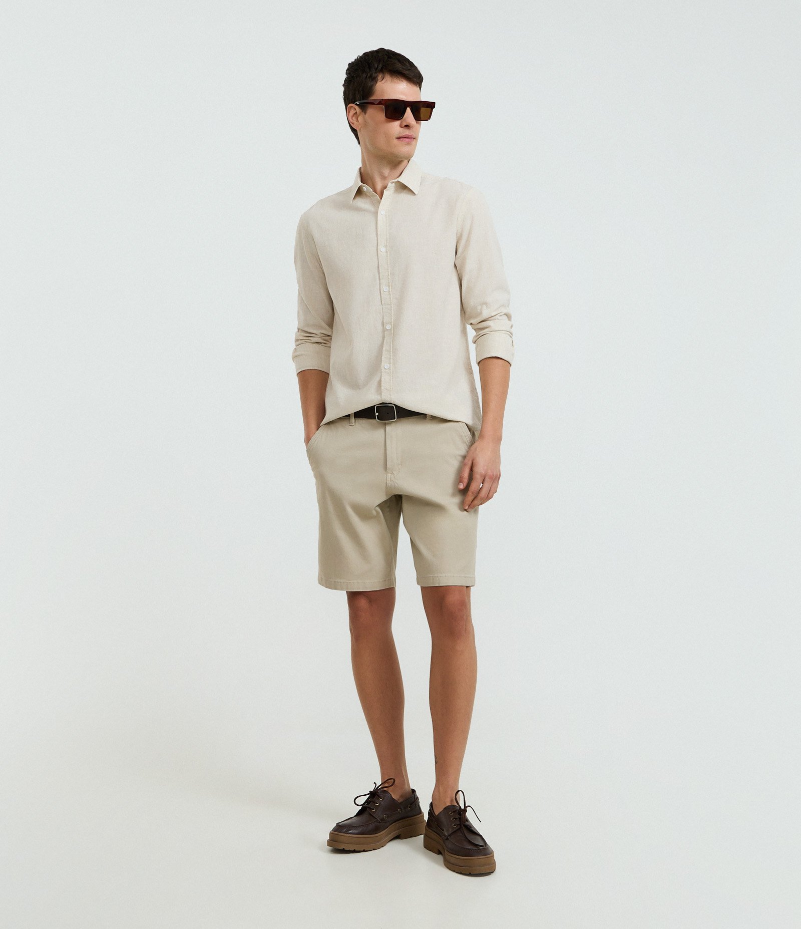 Camisa Regular Básica em Linho com Gola Colarinho Bege Médio 2