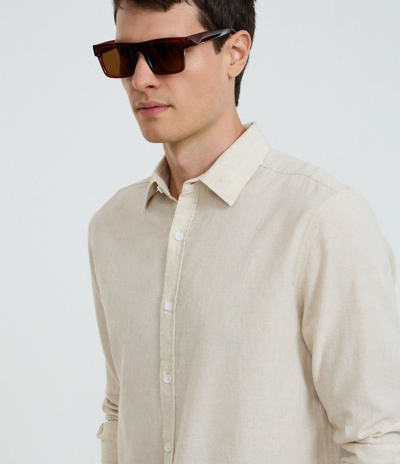 Camisa Regular Básica em Linho com Gola Colarinho Bege Médio 4