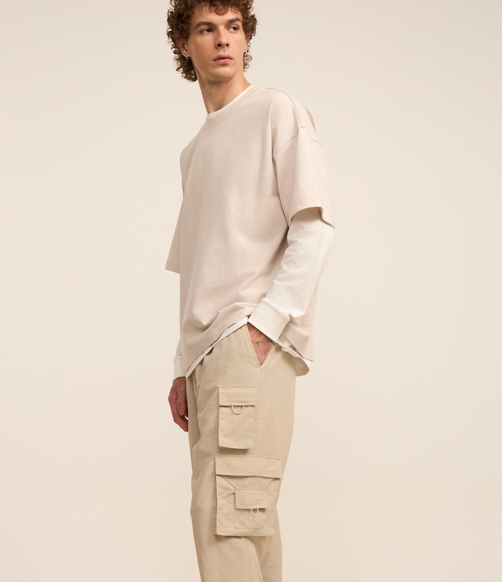 Calça Jogger em Poliamida com Bolsos Laterais Bege 2