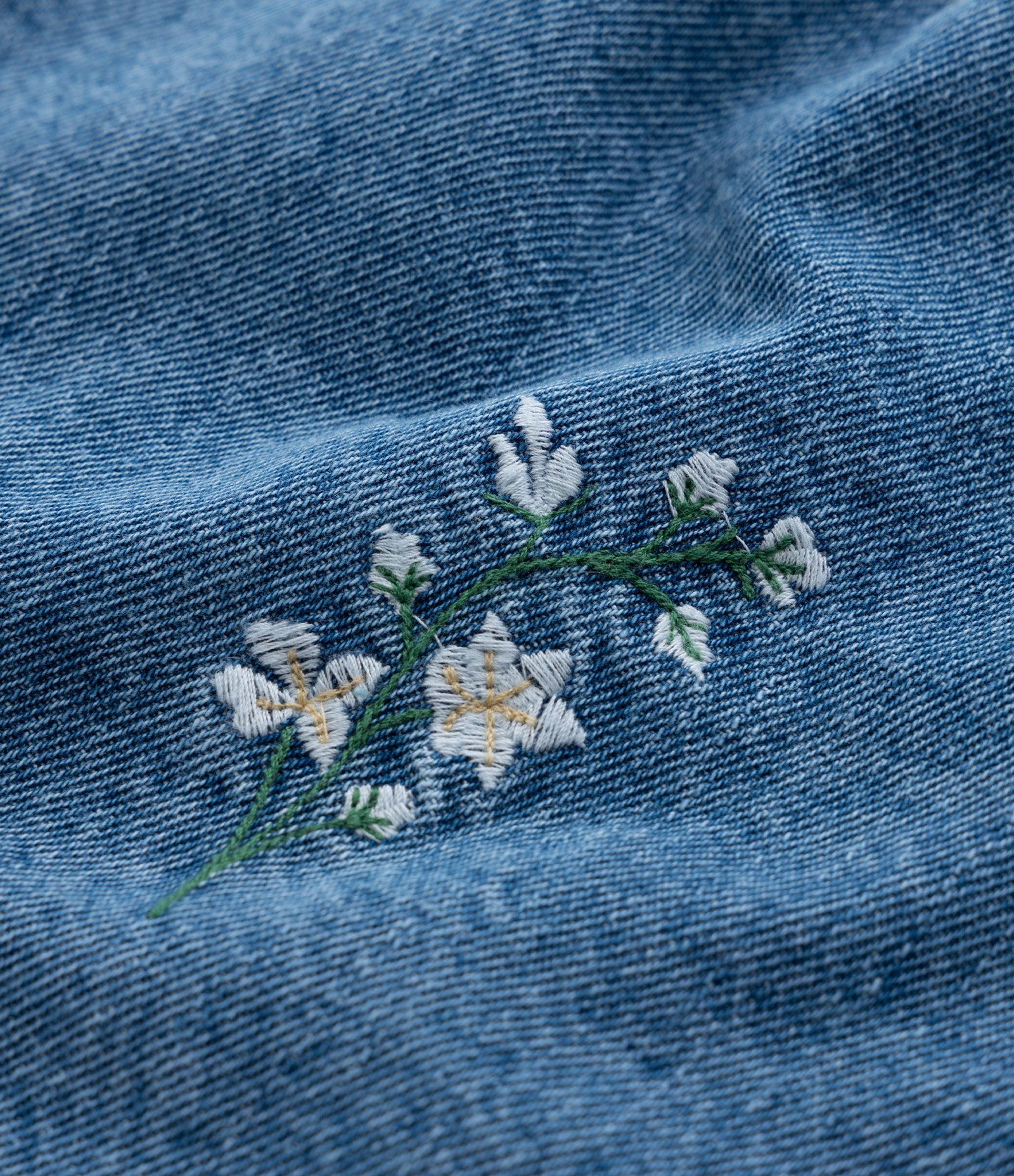 Short em Jeans com Flores Bordadas Curve & Plus Size Azul 9