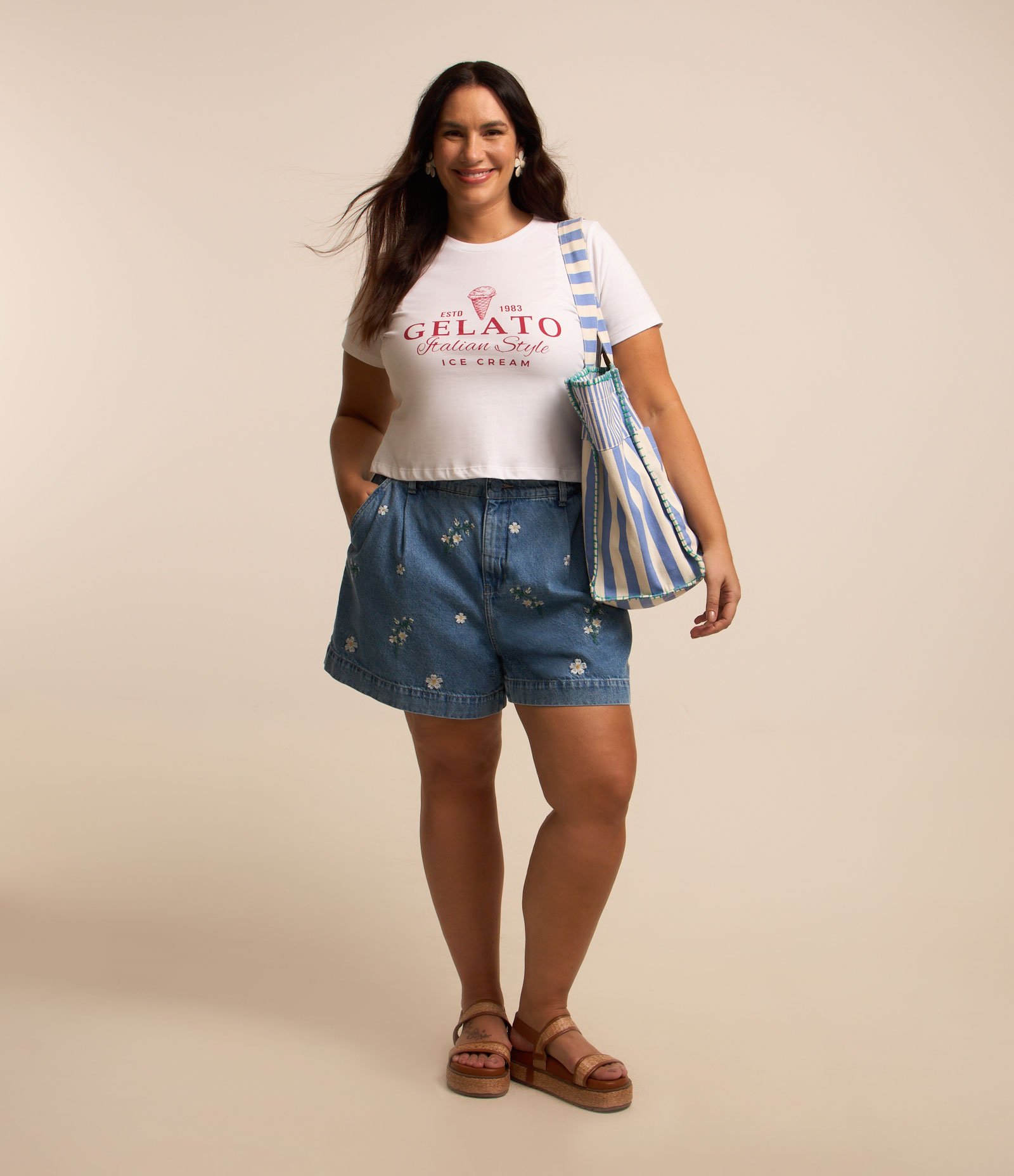 Short em Jeans com Flores Bordadas Curve & Plus Size Azul 1