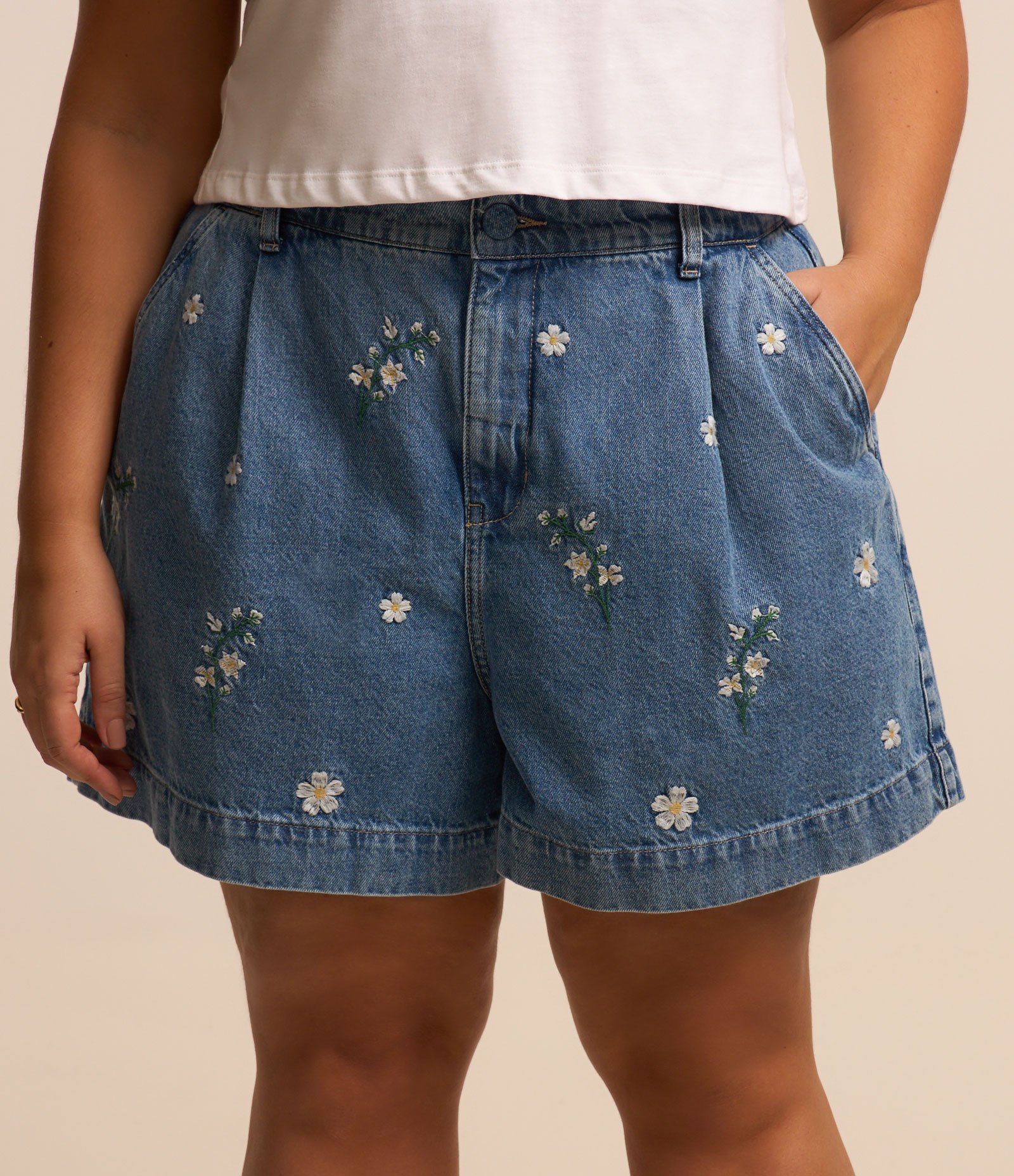 Short em Jeans com Flores Bordadas Curve & Plus Size Azul 2