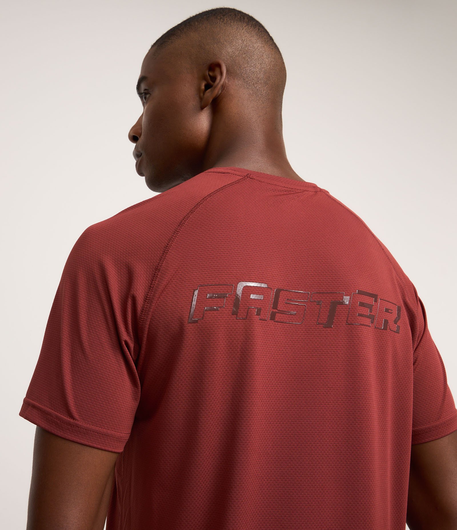 Camiseta Esportiva em Tecnologia Dry com Textura e Estampa Lettering Refletiva Vermelho 3