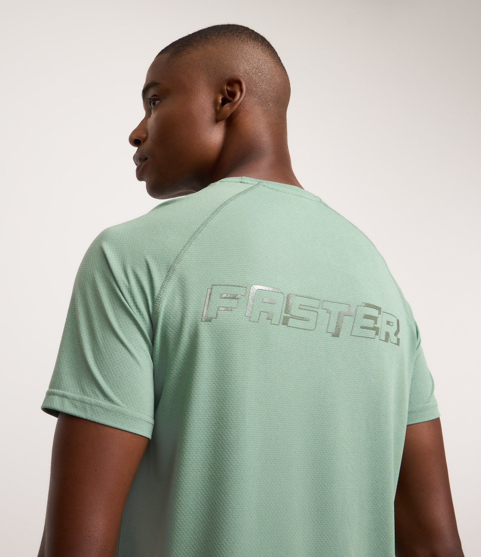 Camiseta Esportiva em Tecnologia Dry com Textura e Estampa Lettering Refletiva Cinza 3
