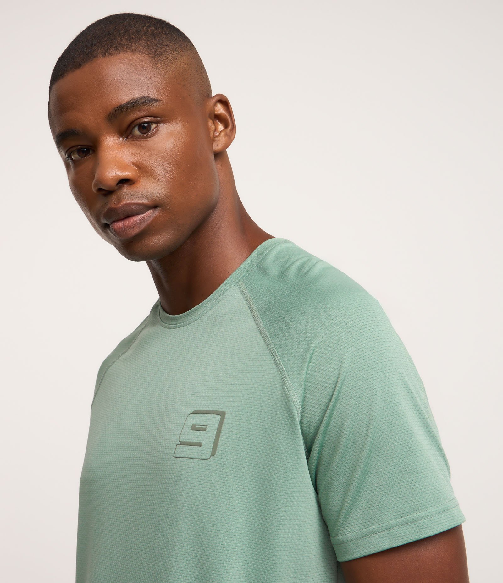 Camiseta Esportiva em Tecnologia Dry com Textura e Estampa Lettering Refletiva Cinza 4