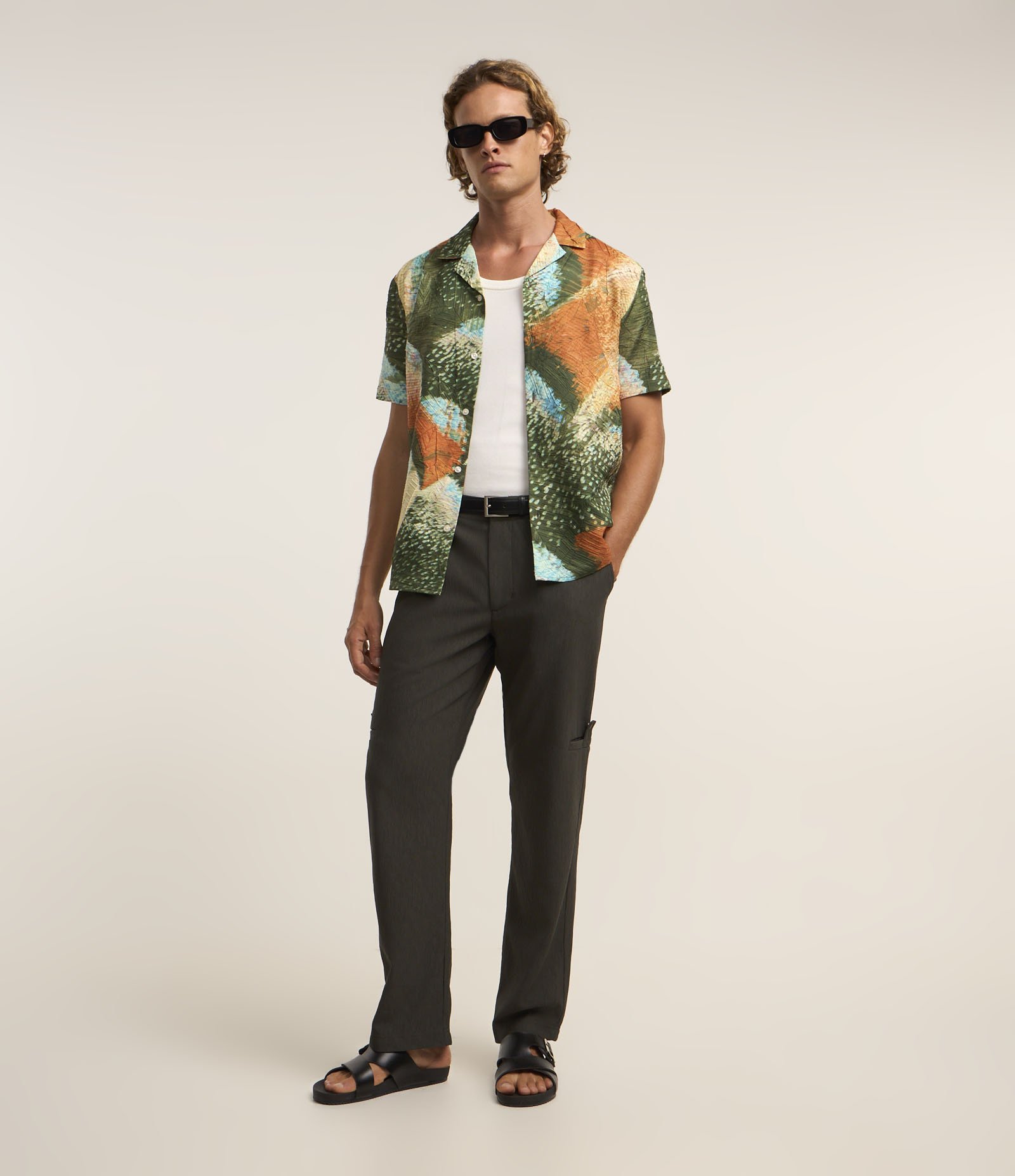 Calça Reta Cargo com Textura e Detalhe Lateral Marrom 1