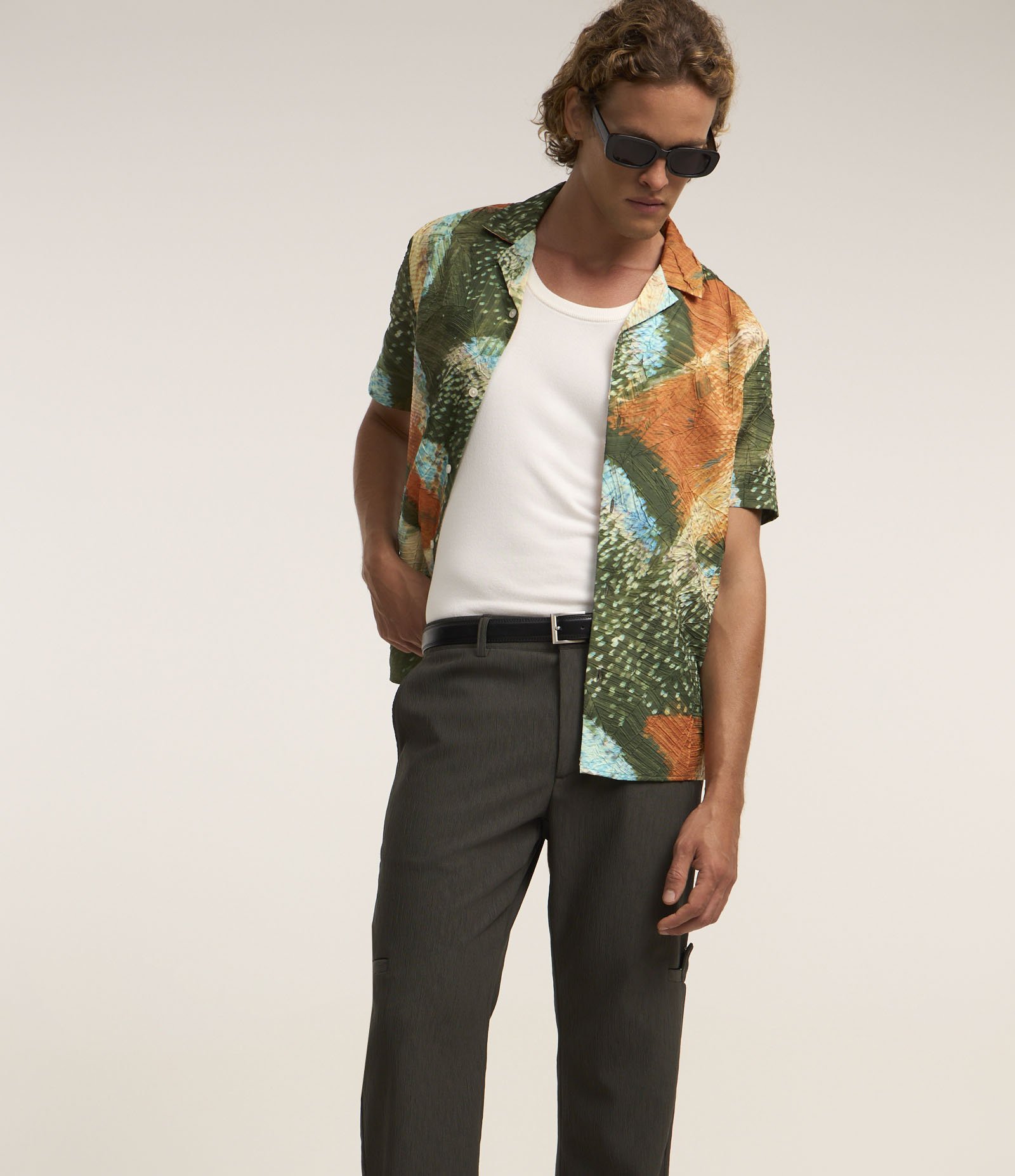 Calça Reta Cargo com Textura e Detalhe Lateral Marrom 2