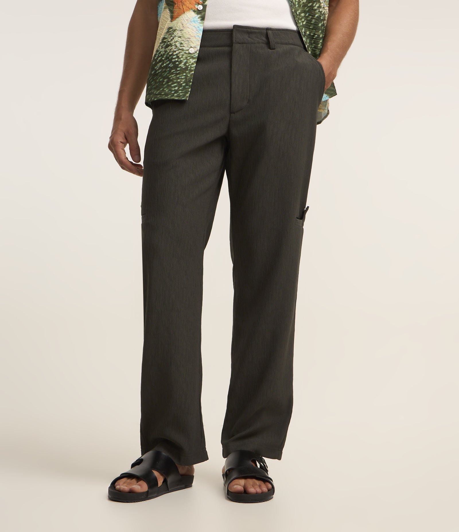 Calça Reta Cargo com Textura e Detalhe Lateral Marrom 3