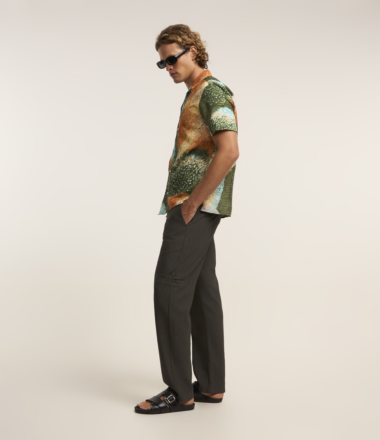 Calça Reta Cargo com Textura e Detalhe Lateral Marrom 5