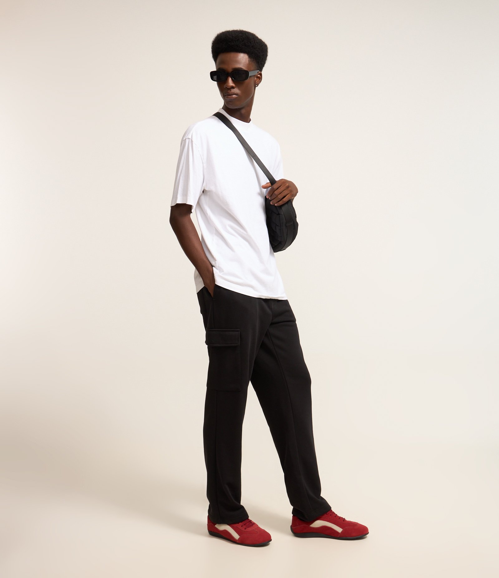 Calça Baggy em Moletom com Bolso Cargo Preto 1