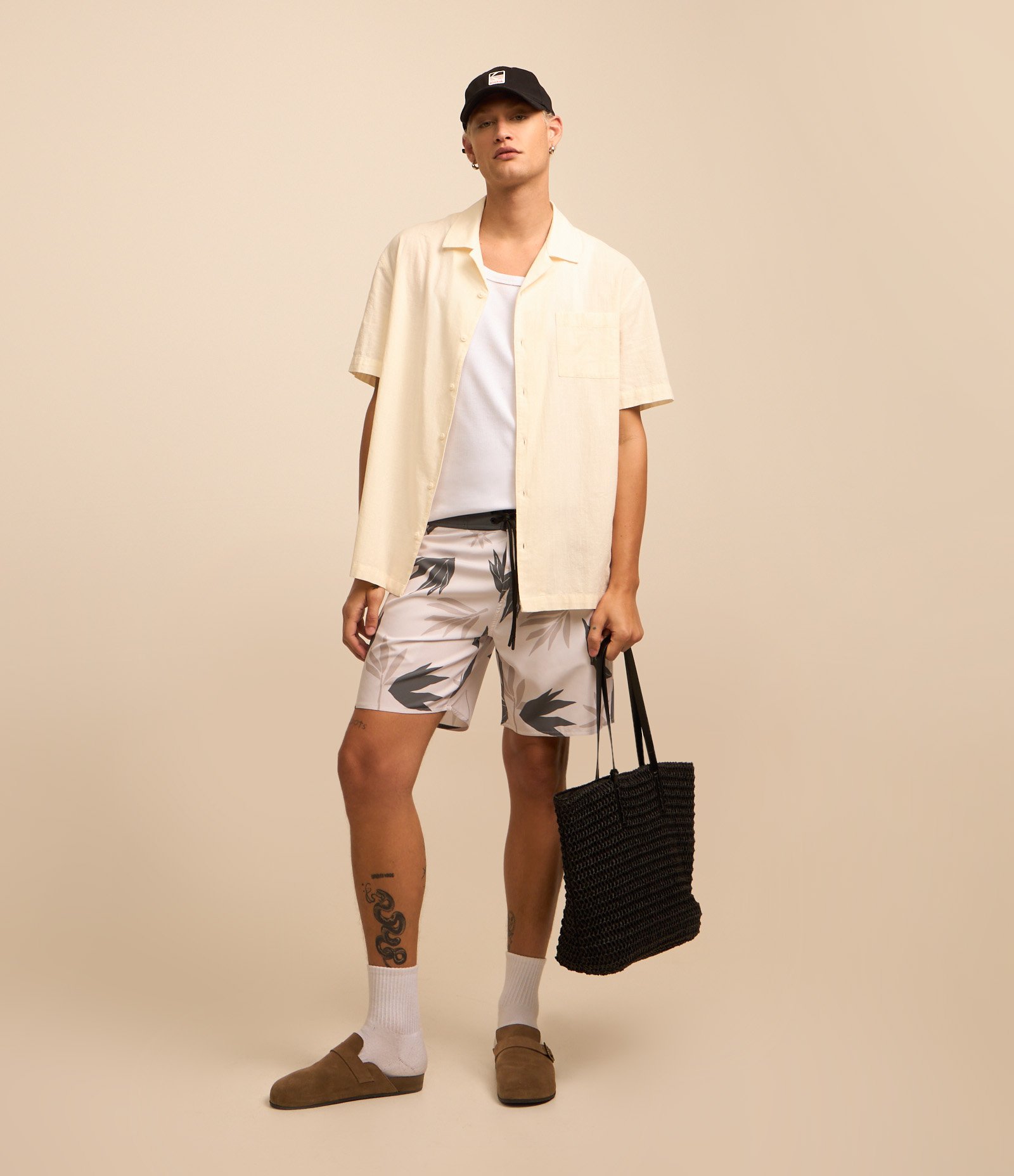 Bermuda com Estampa de Folhagem Abstrata e Cós Fixo Branco e Cinza 1