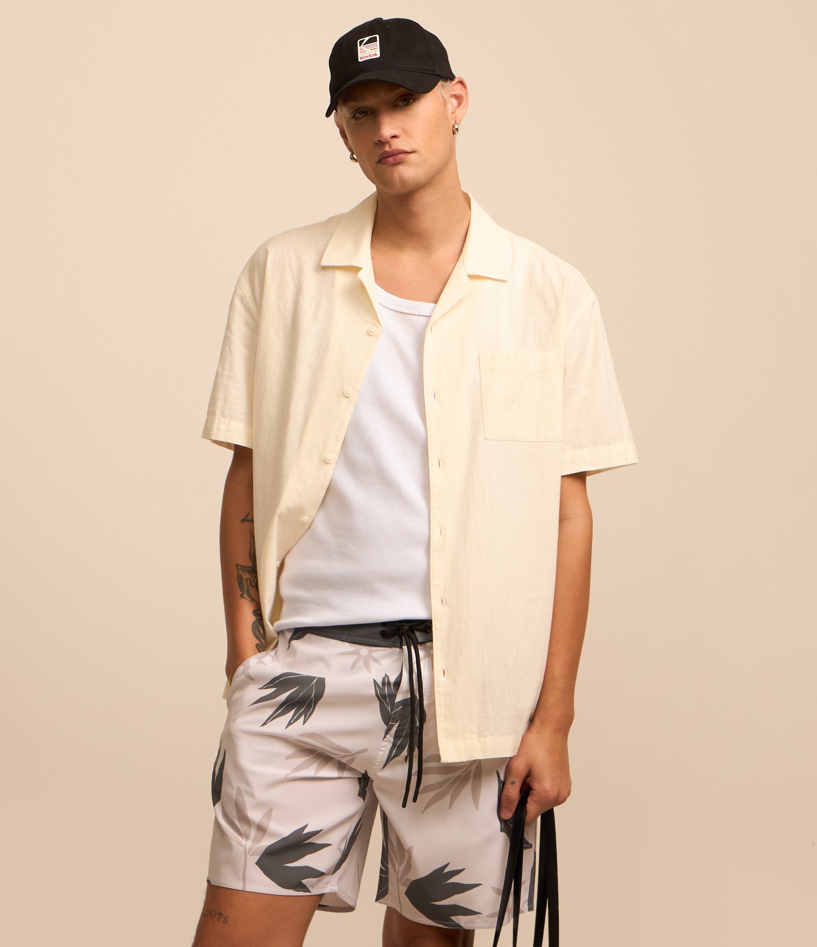 Bermuda com Estampa de Folhagem Abstrata e Cós Fixo Branco e Cinza 2