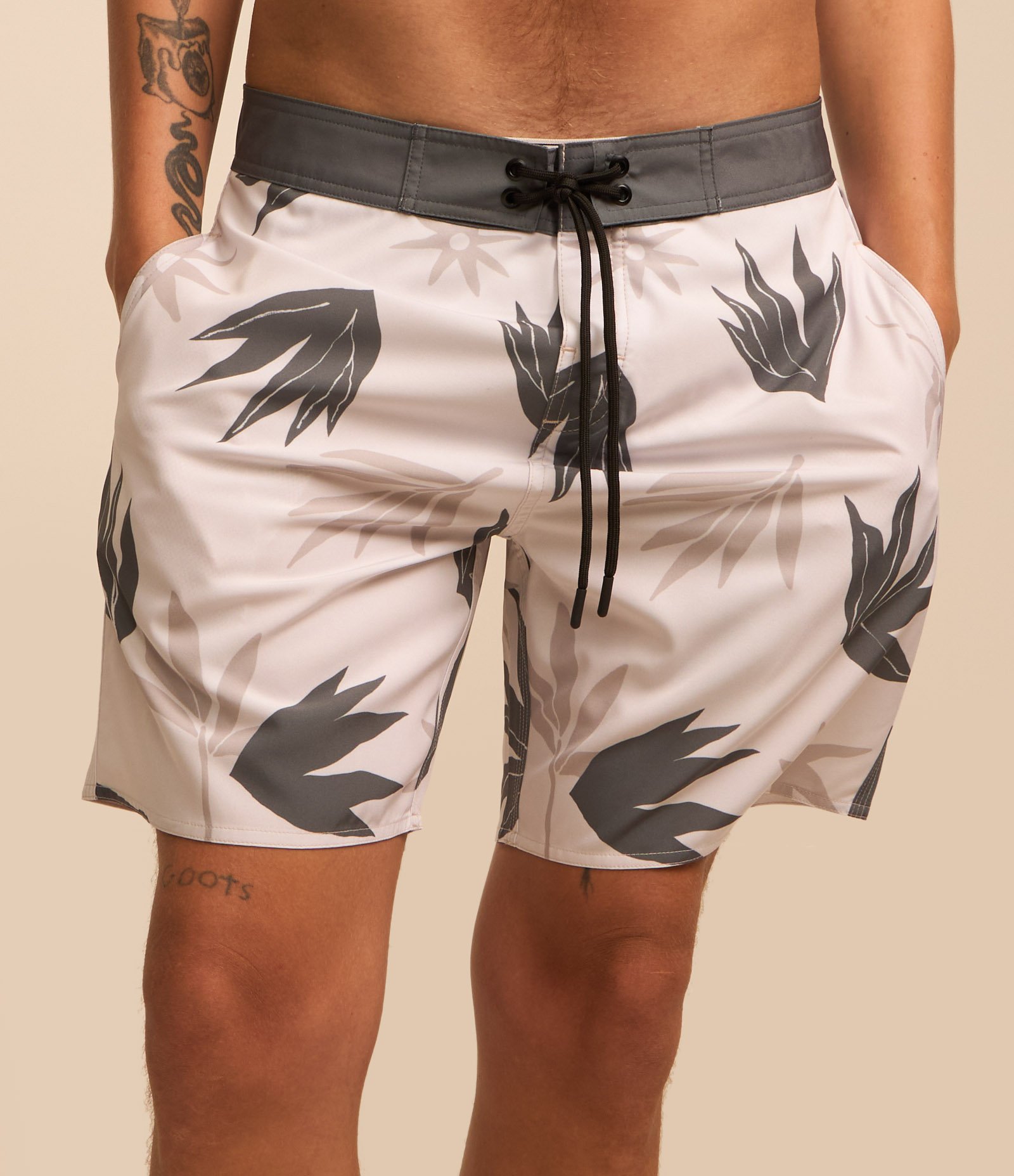 Bermuda com Estampa de Folhagem Abstrata e Cós Fixo Branco e Cinza 3