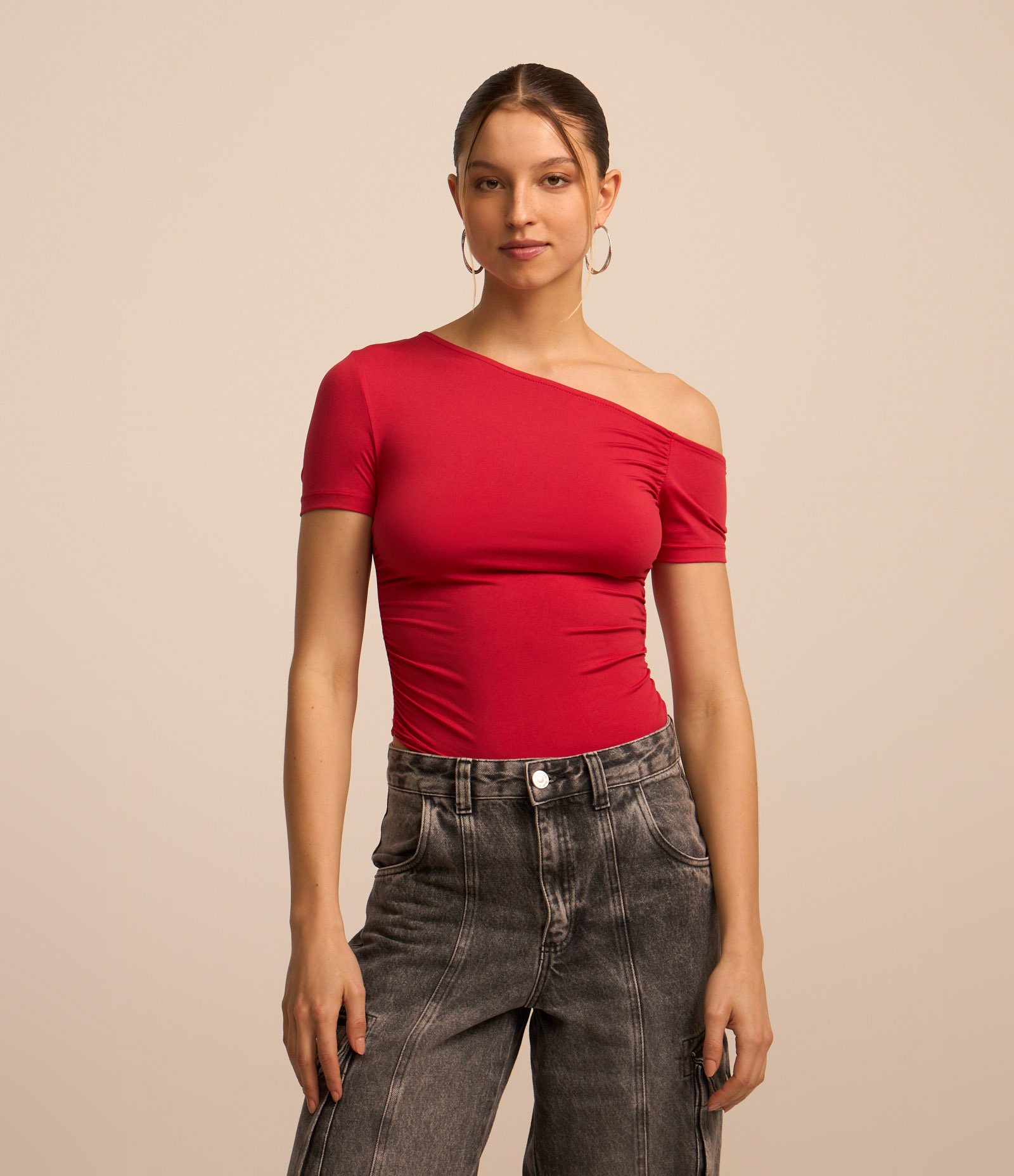 Blusa com Decote Assimétrico e Drapeado no Ombro Vermelho 1