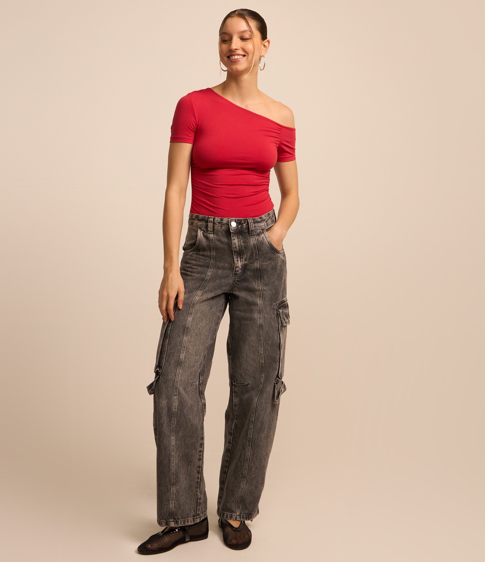 Blusa com Decote Assimétrico e Drapeado no Ombro Vermelho 2