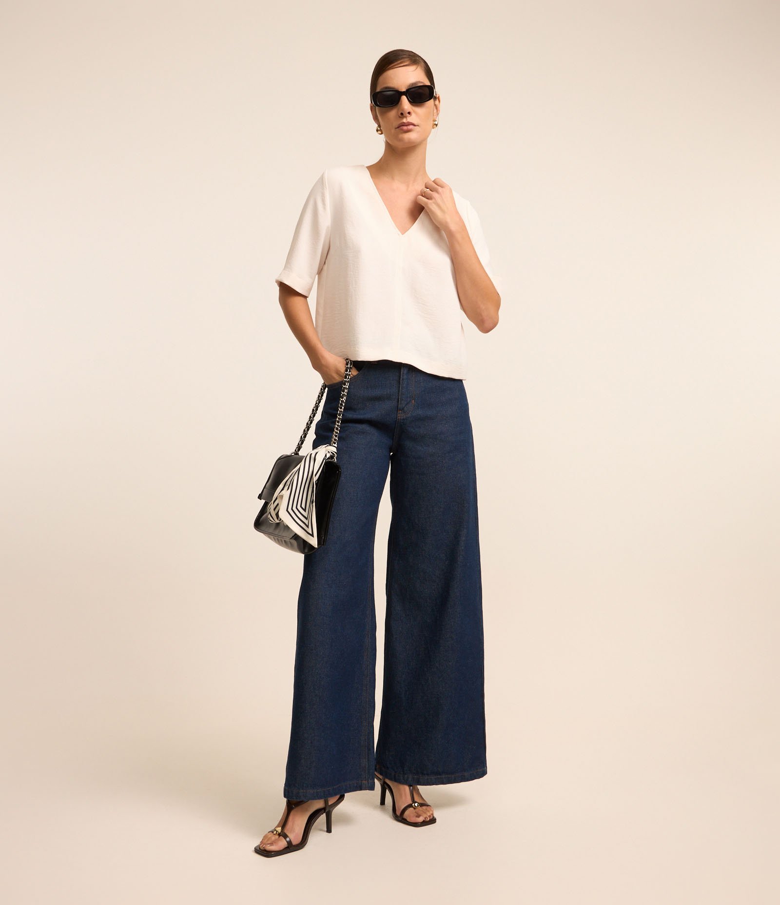 Blusa em Crepe com Decote V e Recorte Pespontado Branco 2