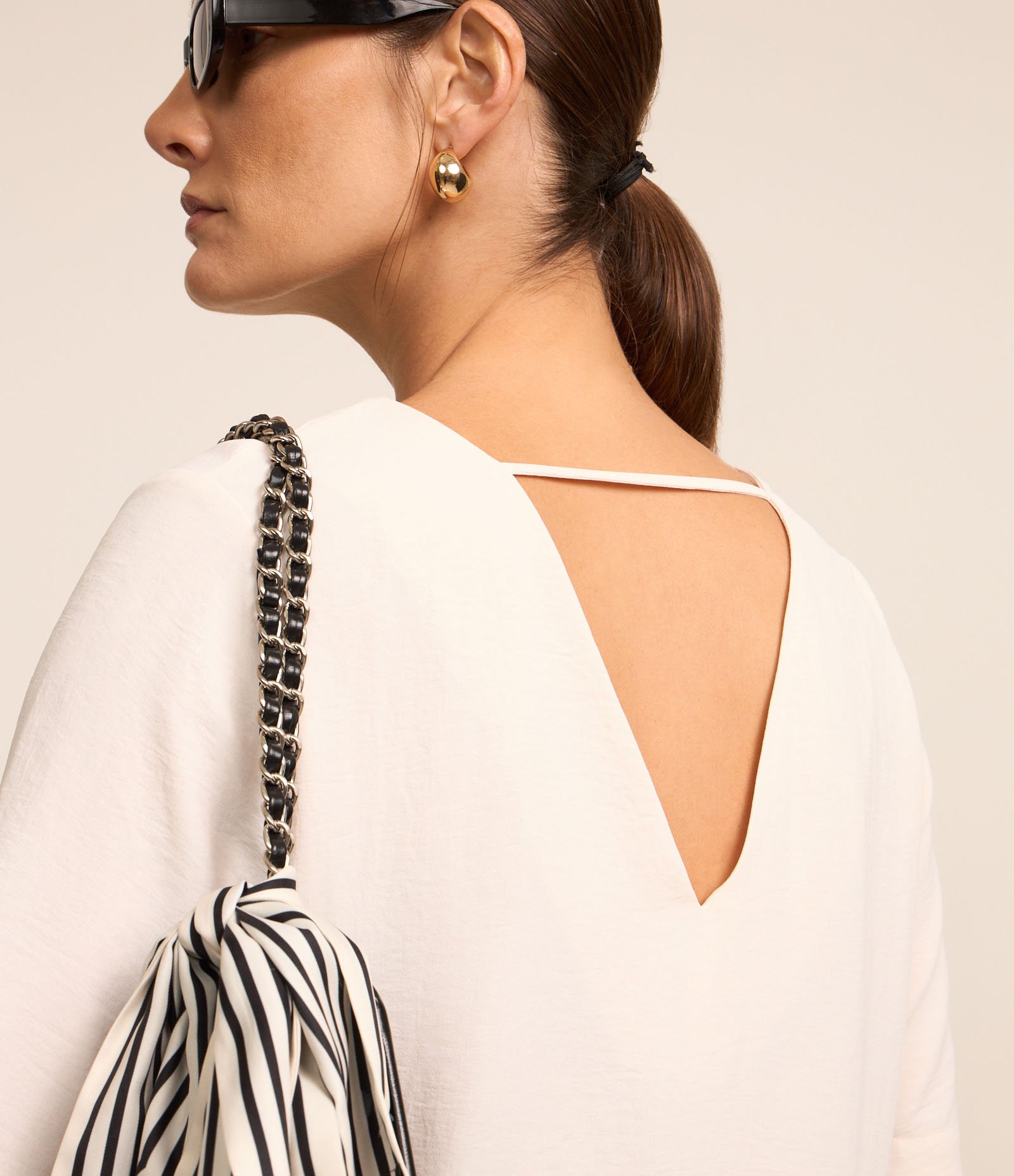 Blusa em Crepe com Decote V e Recorte Pespontado Branco 4