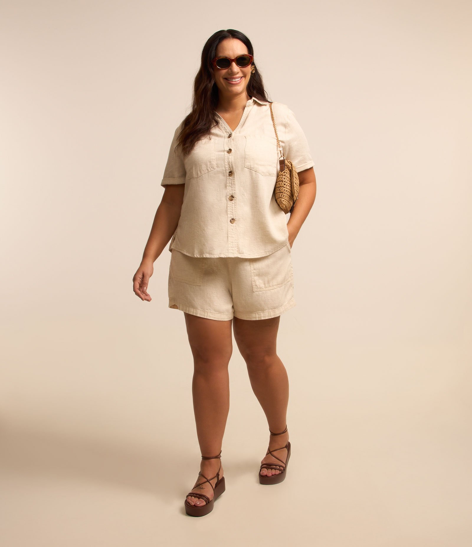 Camisa Leve em Sarja Curve & Plus Size Bege 3