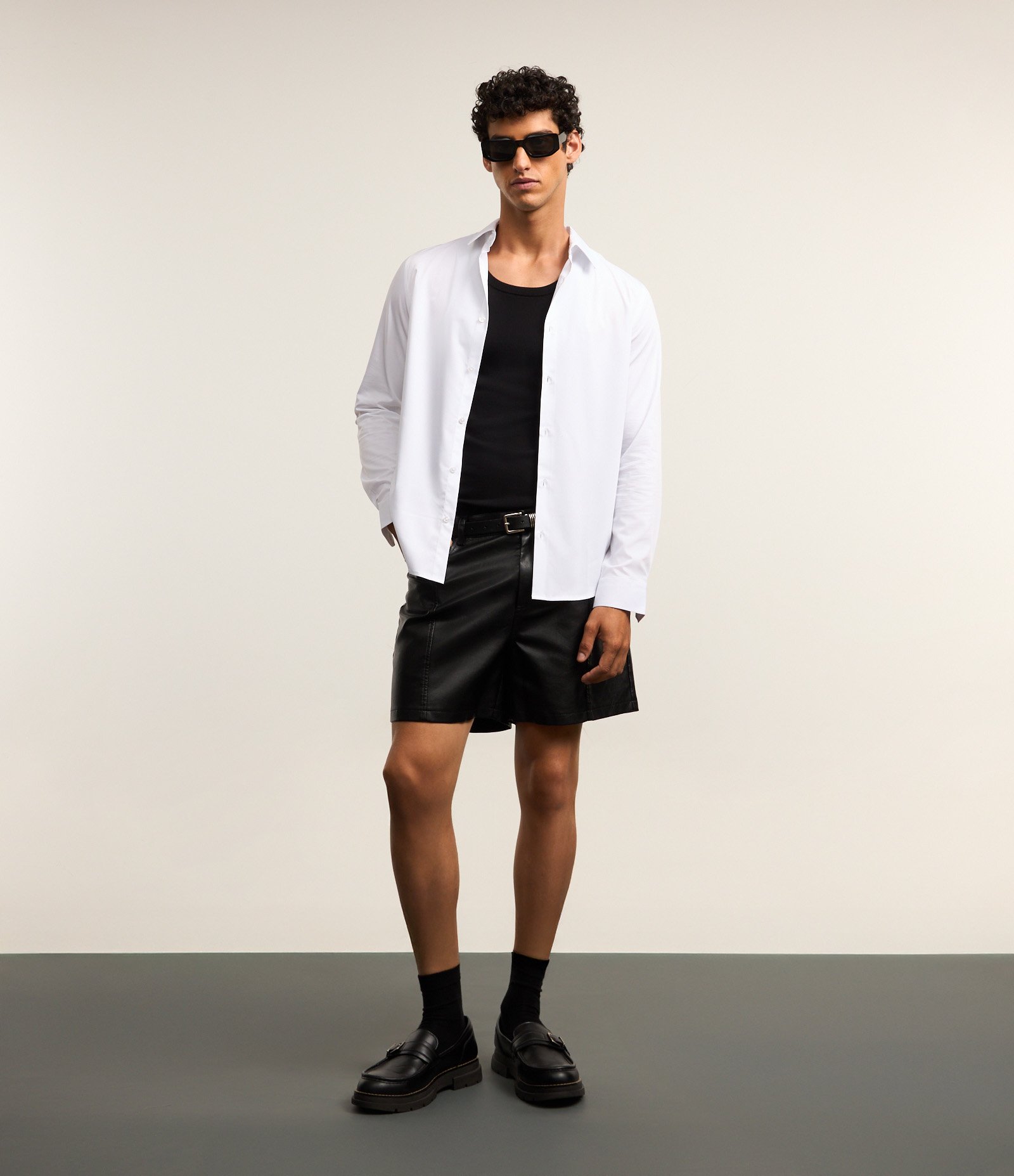 Bermuda Curta em Material Sintético Preto 1