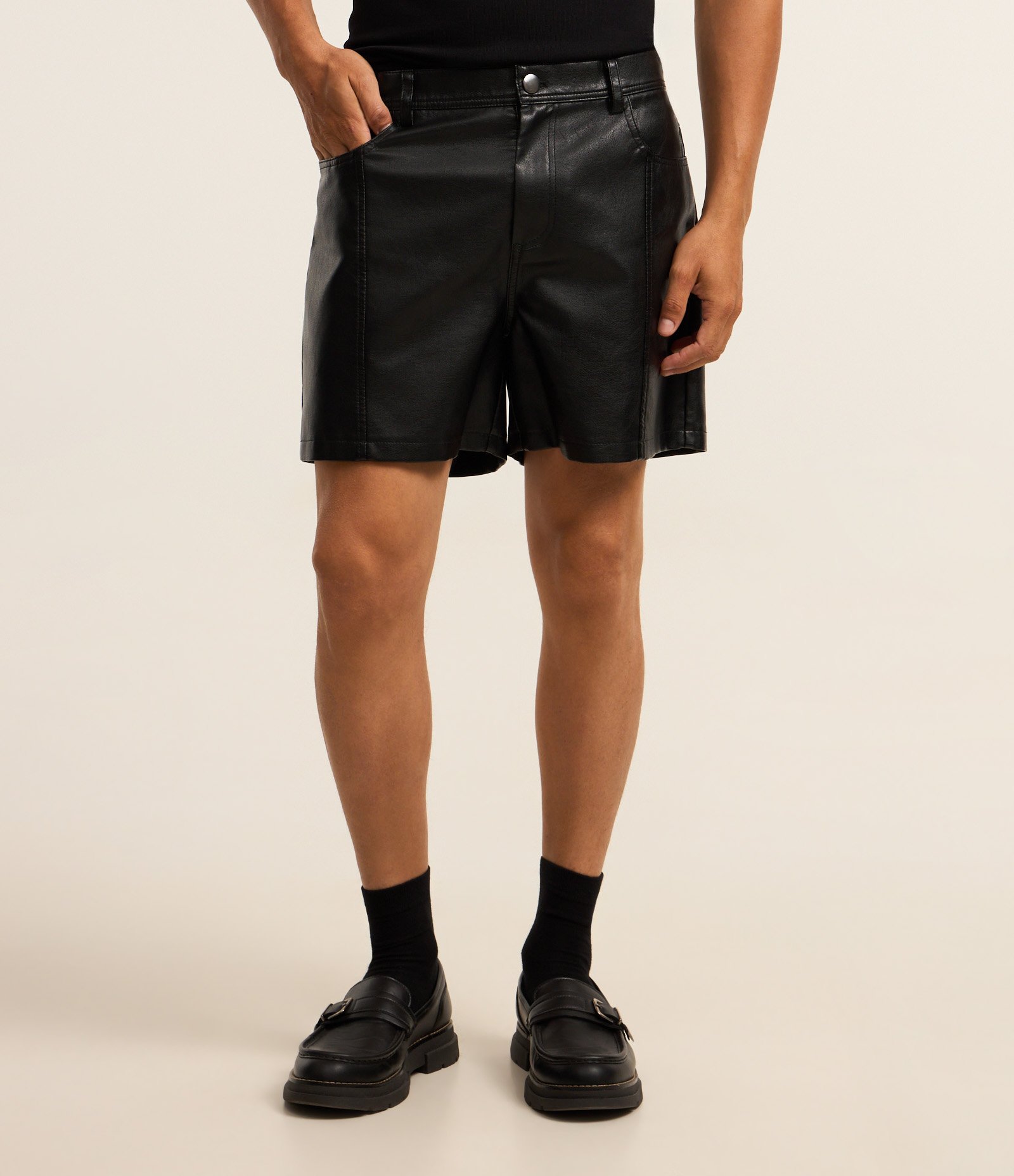 Bermuda Curta em Material Sintético Preto 2