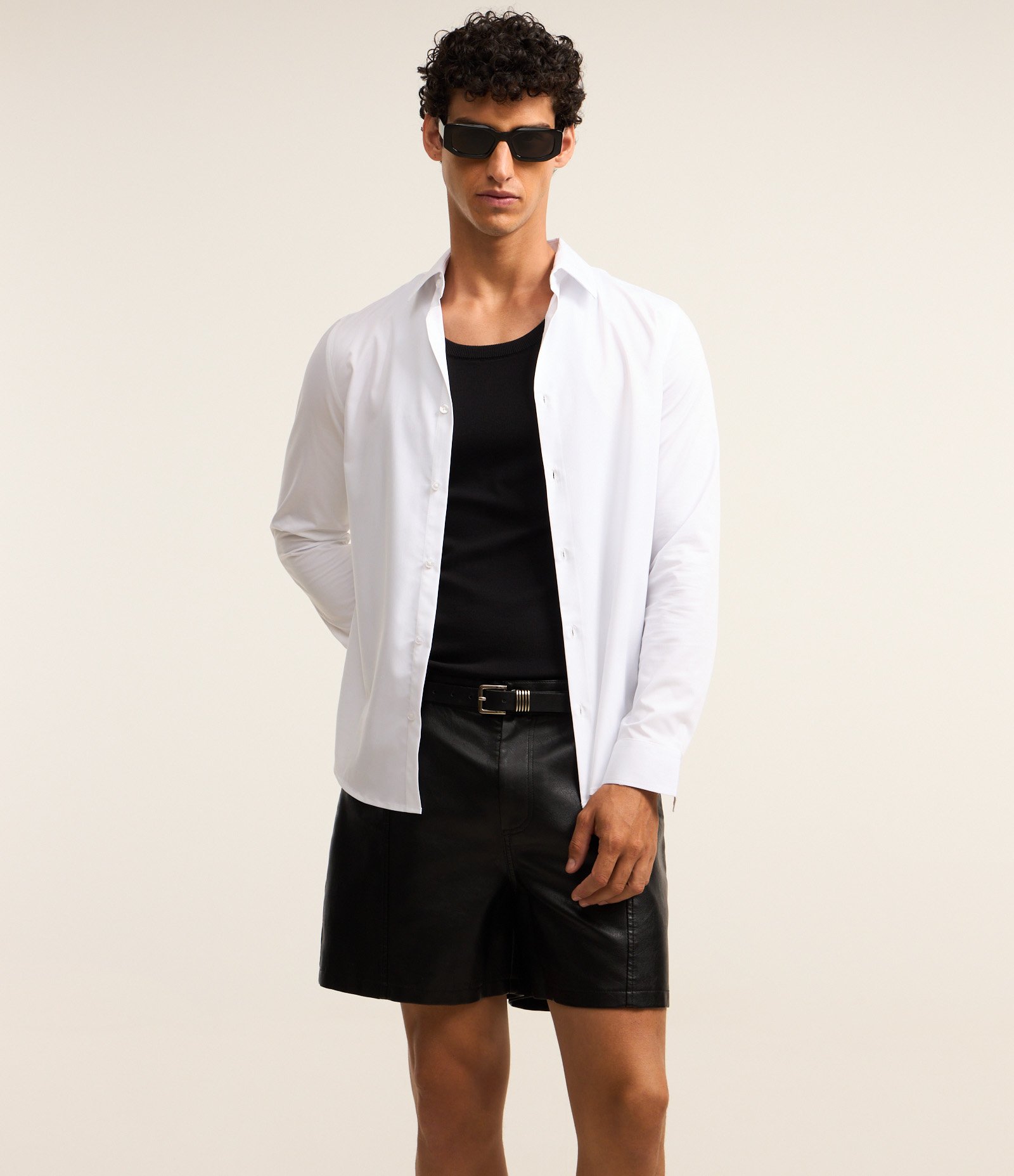 Bermuda Curta em Material Sintético Preto 3