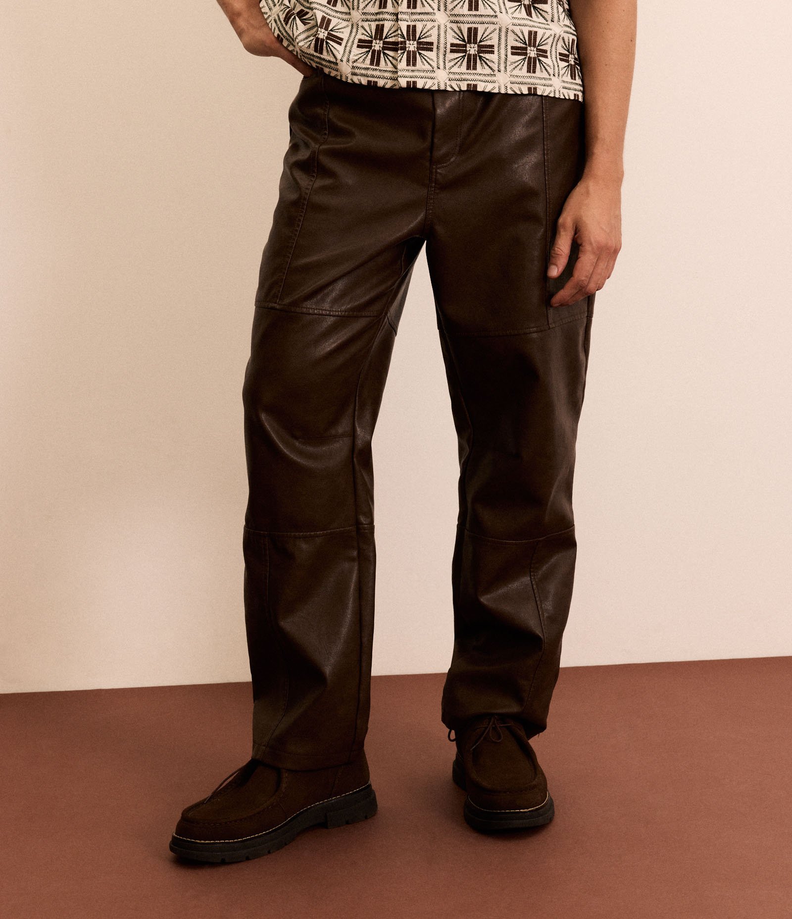 Calça em Material Sintético com Recortes Marrom 2