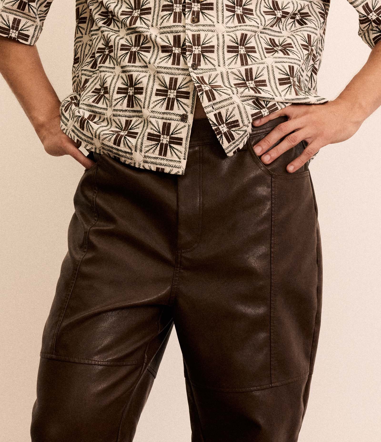 Calça em Material Sintético com Recortes Marrom 3