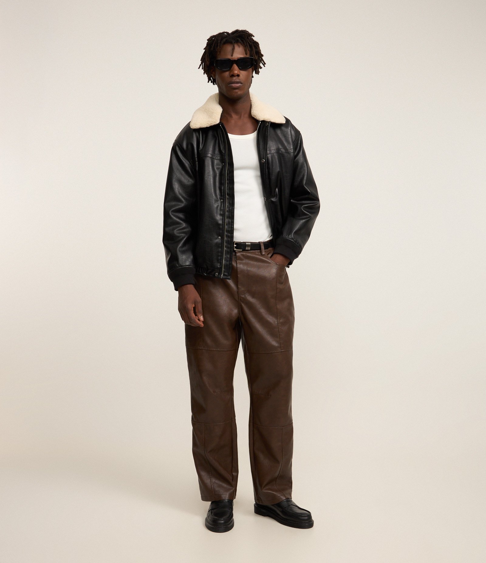 Calça em Material Sintético com Recortes Marrom 4