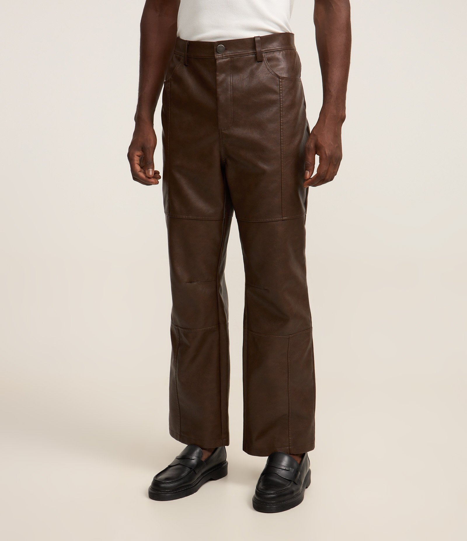 Calça em Material Sintético com Recortes Marrom 5