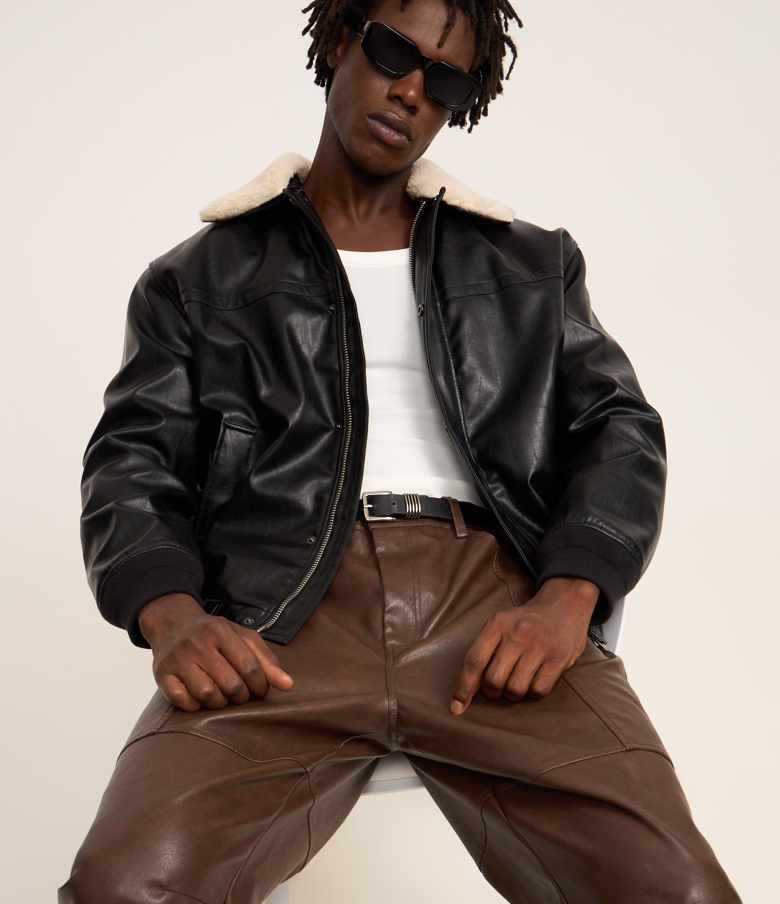 Calça em Material Sintético com Recortes Marrom 6