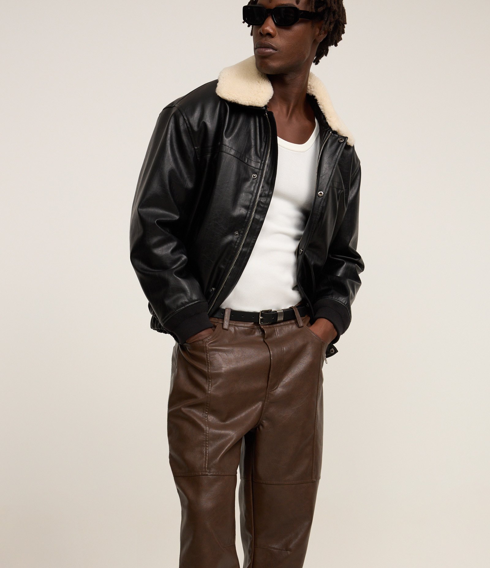 Calça em Material Sintético com Recortes Marrom 8