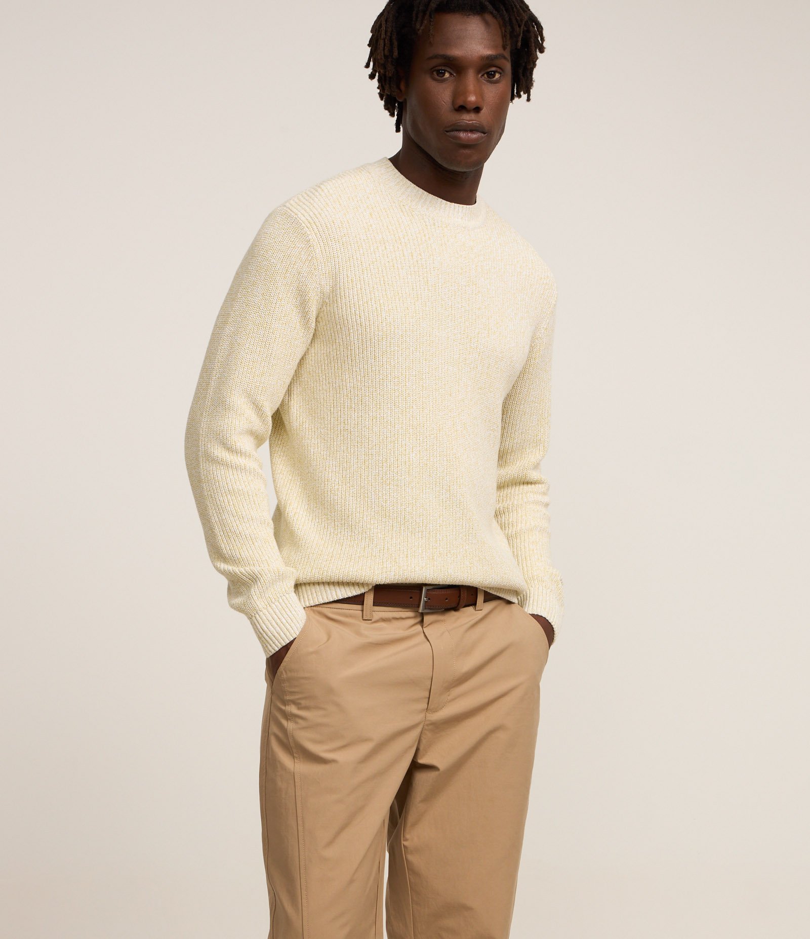 Calça em Sarja com Detalhe em Recortes e Bolsos Marrom 1