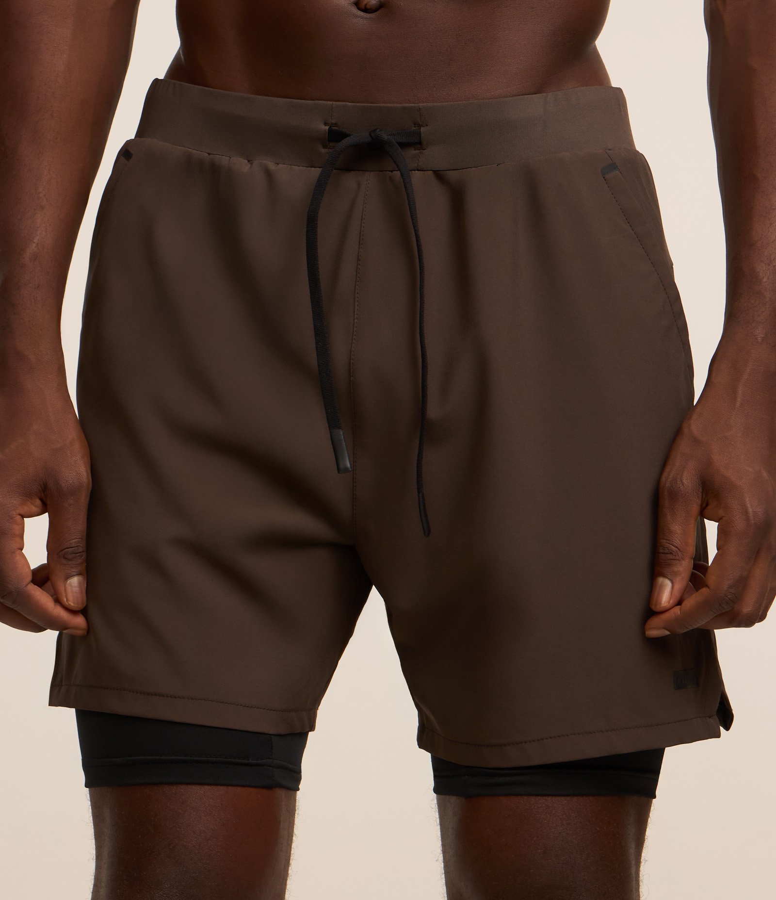 Bermuda Esportiva Corrida com Short de Compressão Marrom Escuro 2