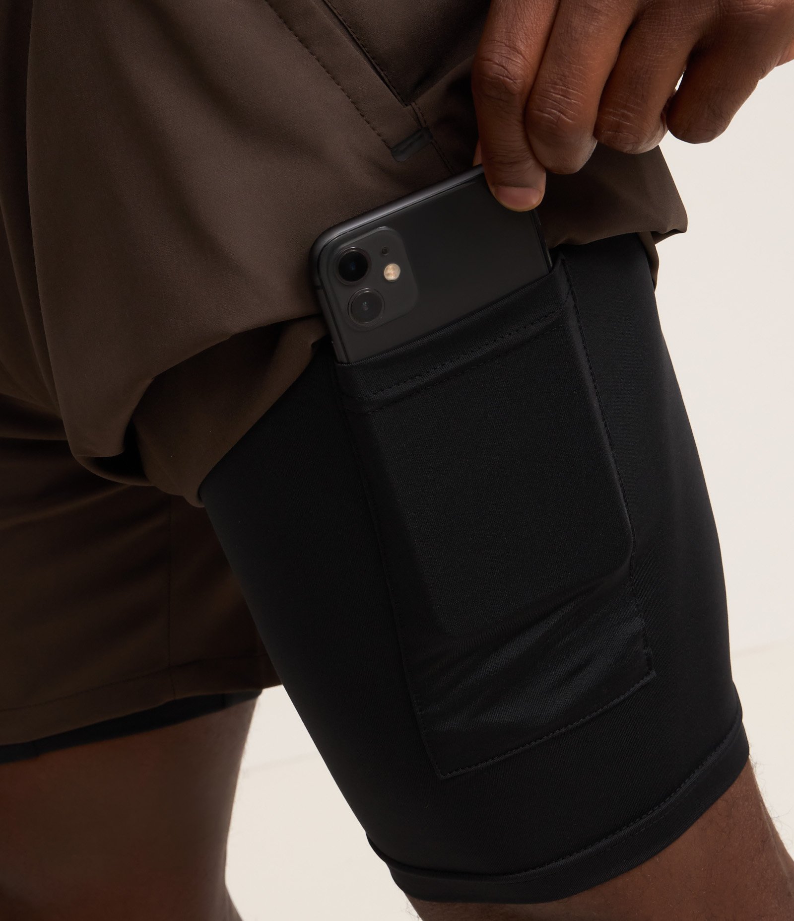 Bermuda Esportiva Corrida com Short de Compressão Marrom Escuro 7