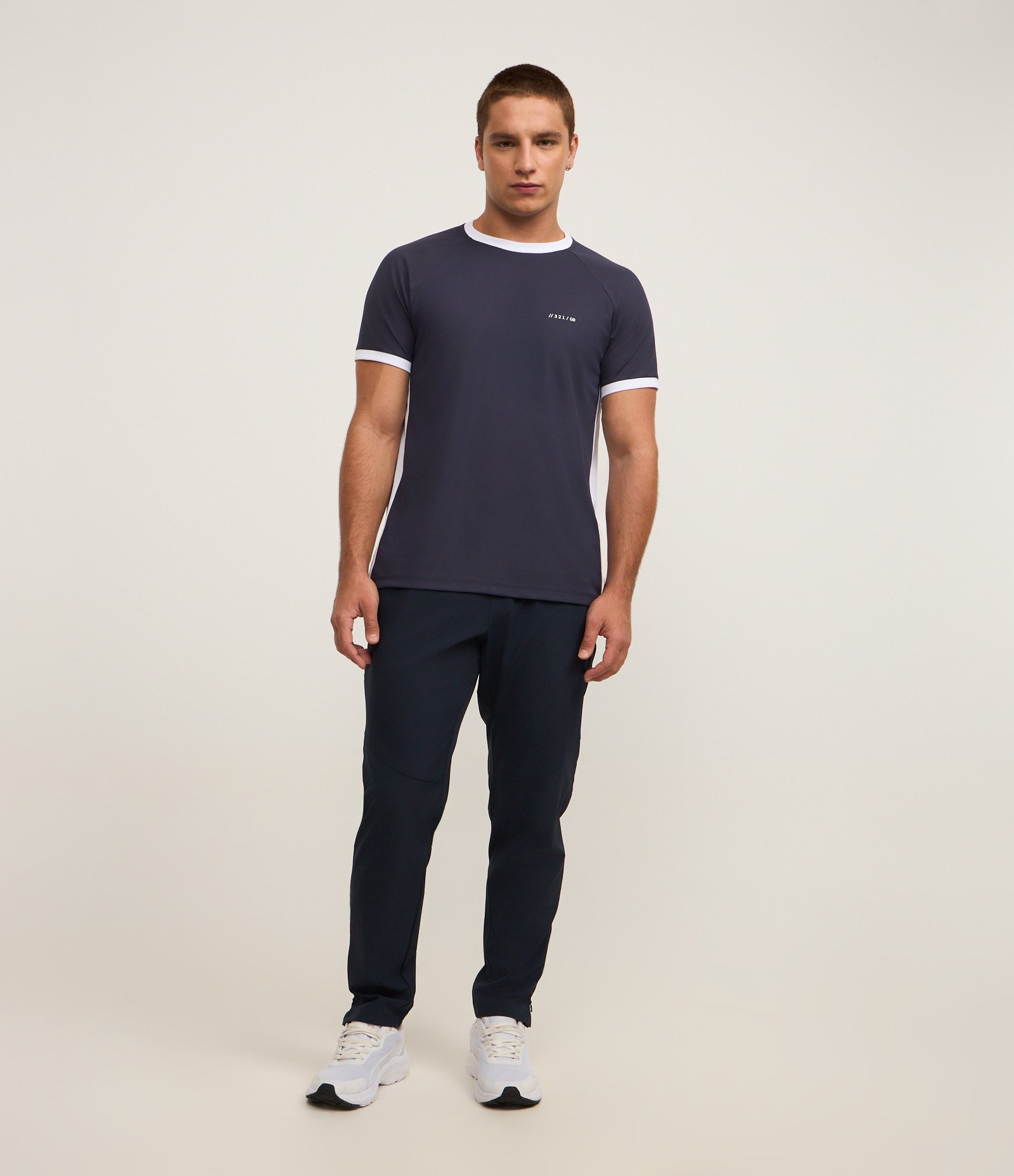 Calça Esportiva com Cós Elástico com Detalhe de Recortes e Listras 1