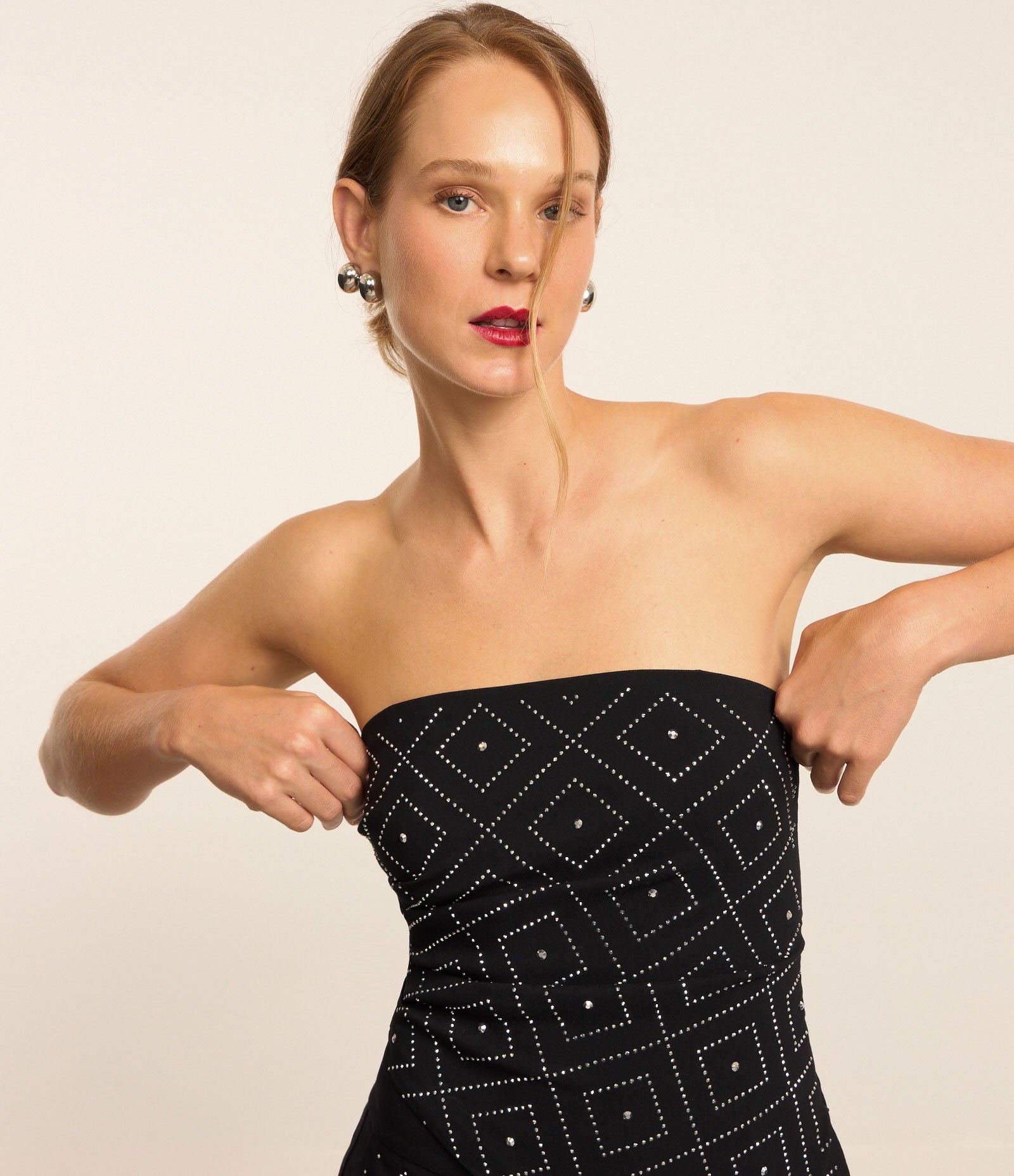 Blusa em Bengaline com Brilhos Aplicados e Barra Assimétrica Preto 1